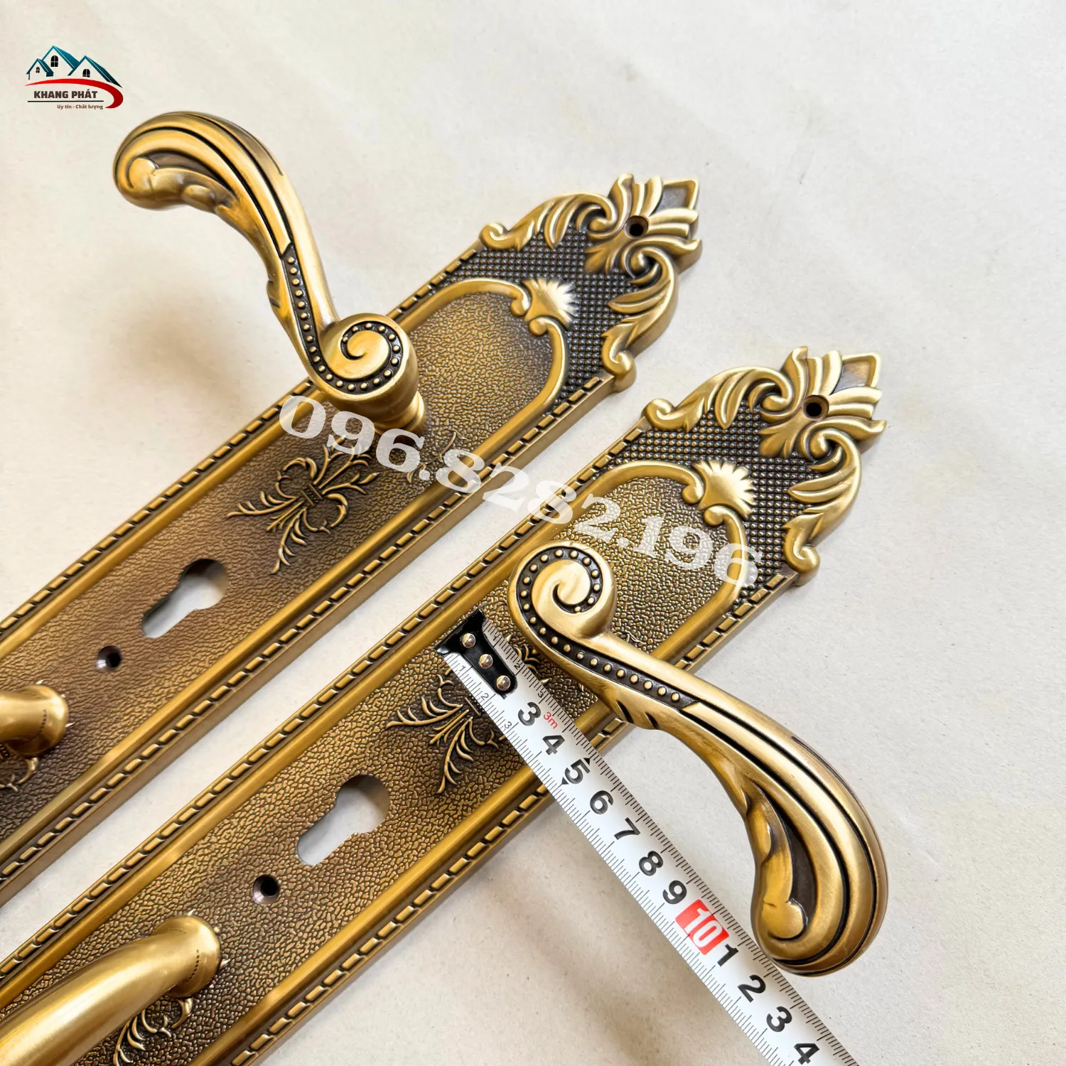 Kích thước tay gạt cong dài 13cm của khóa cửa bằng đồng