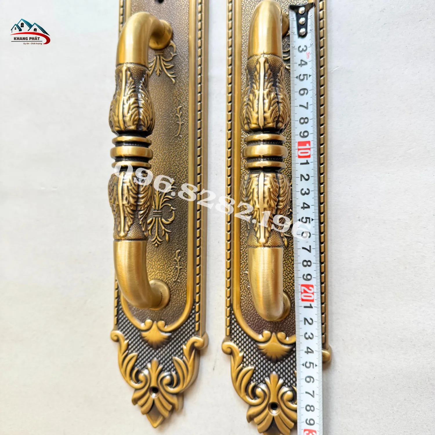 Đo tay kéo phụ dài 20cm của khóa cửa đại sảnh 60cm