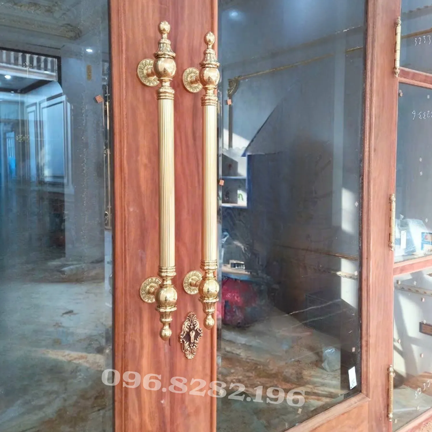 Khóa âm hoa văn KP-KA22 lắp thực tế trên cửa gỗ