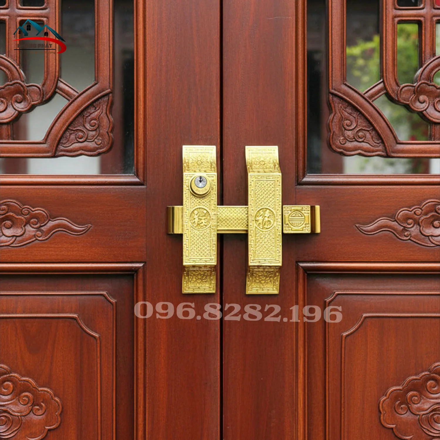 Khóa cửa bức bàn bằng đồng lắp thực tế trên cửa gỗ 2 cánh