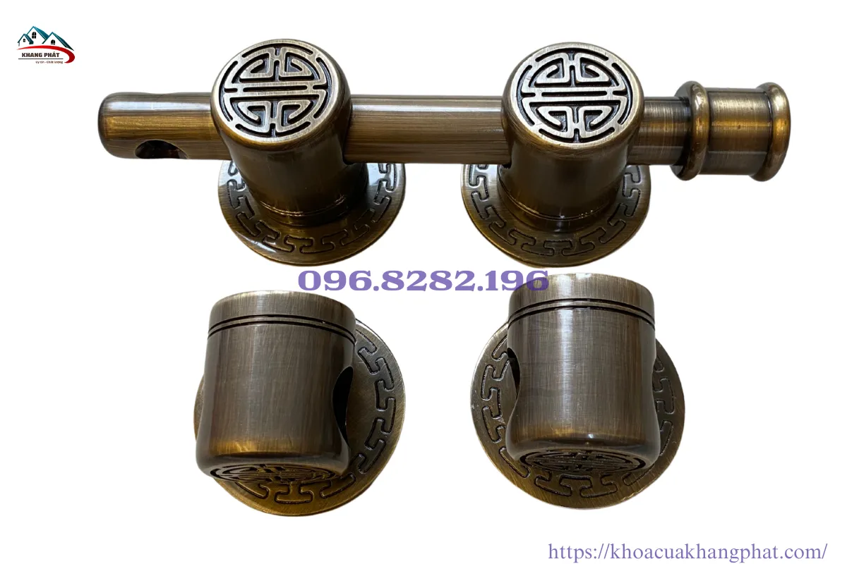 Khóa chùy đồng gắn cửa nhà thờ họ, nhà cổ