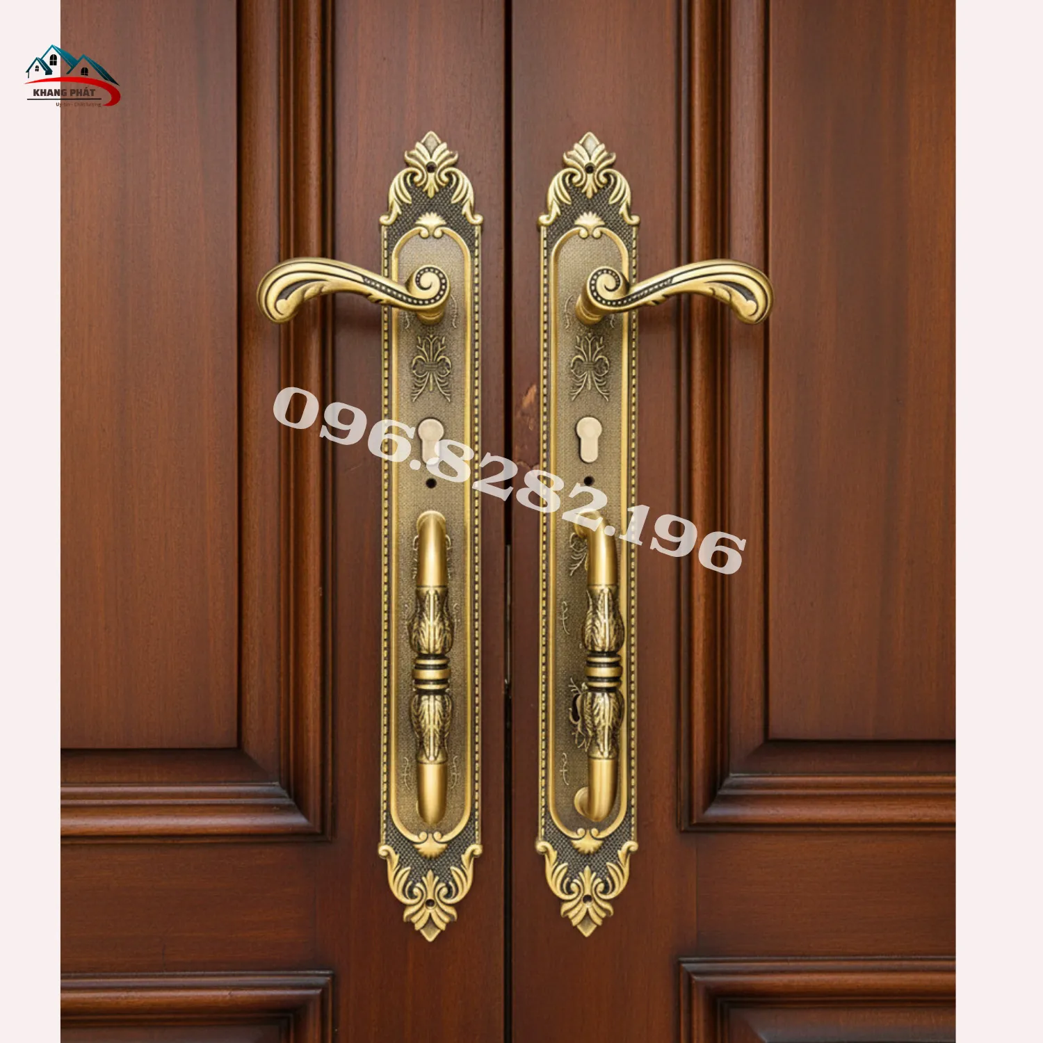 Khóa cửa đại sảnh bằng đồng lắp thực tế trên cửa gỗ biệt thự