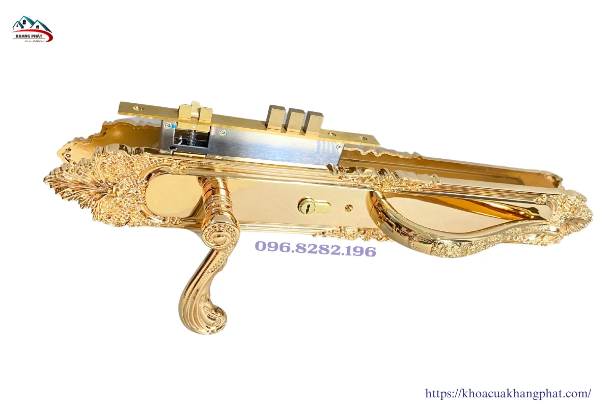 Khóa KP1919 mạ 24K lắp thực tế trên cửa gỗ