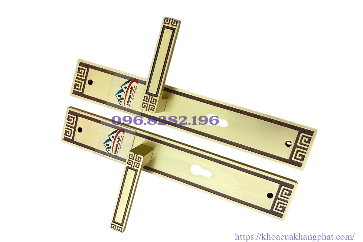 Khóa KP555 lắp trên cửa gỗ thực tế tại công trình
