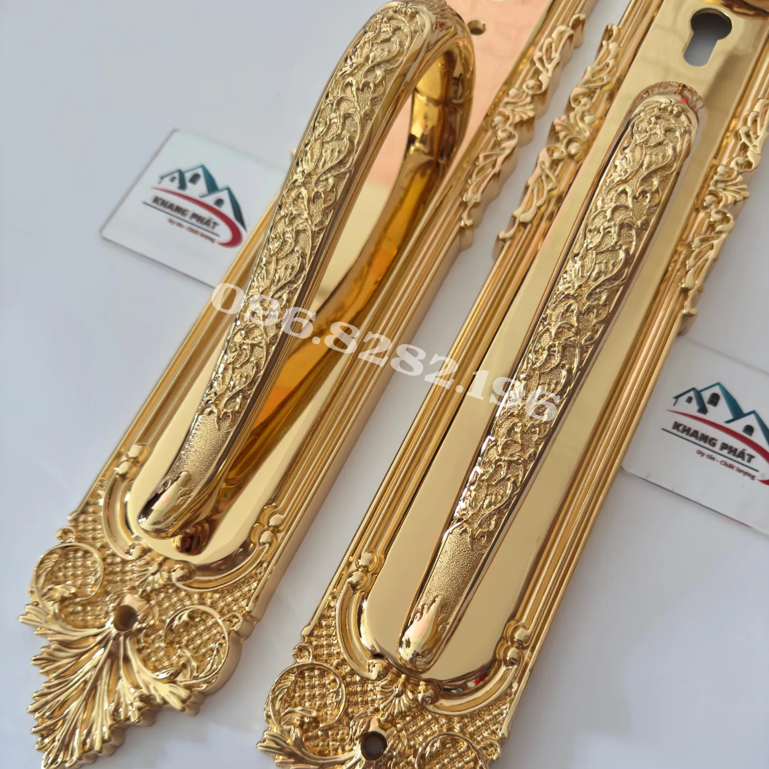 Chi tiết hoa văn tay kéo phụ khóa đồng thau