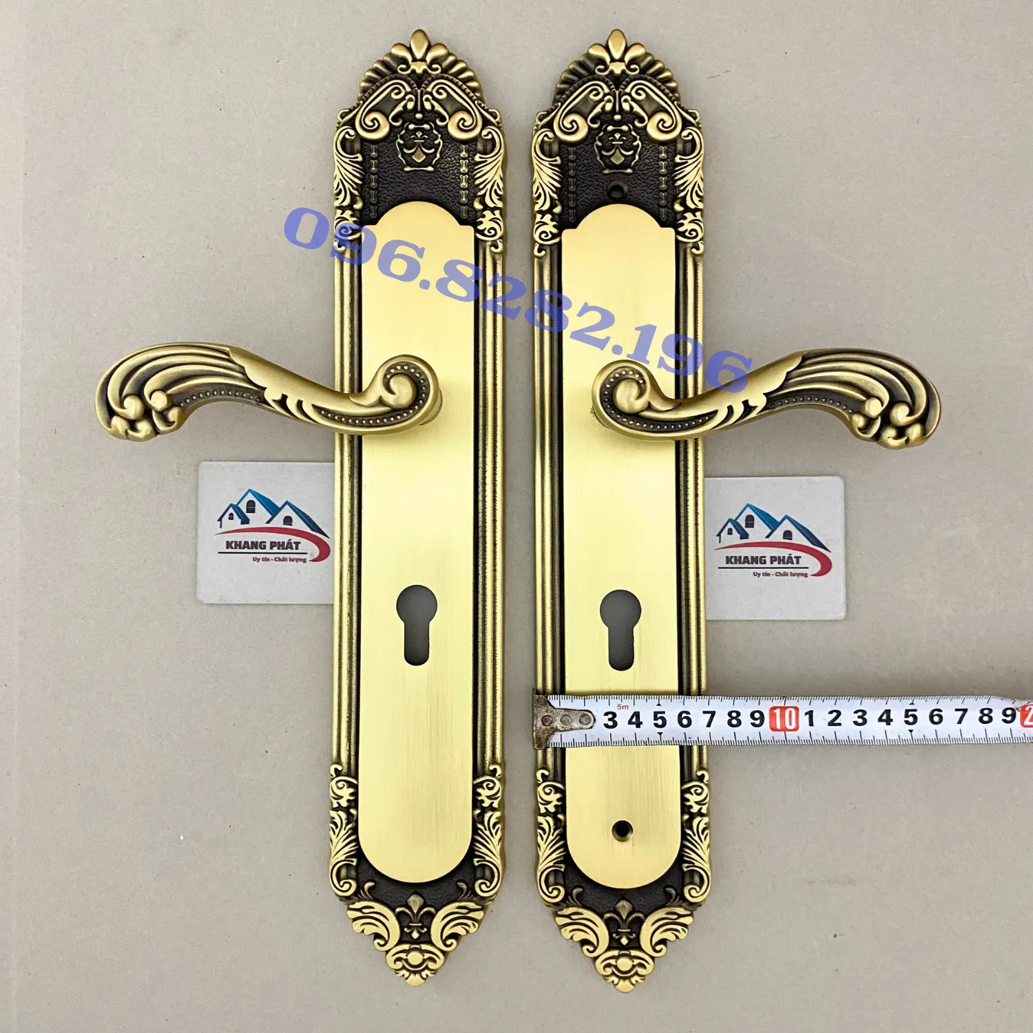 Cận cảnh mặt ốp khóa KP3232 dài 40cm, rộng 6cm