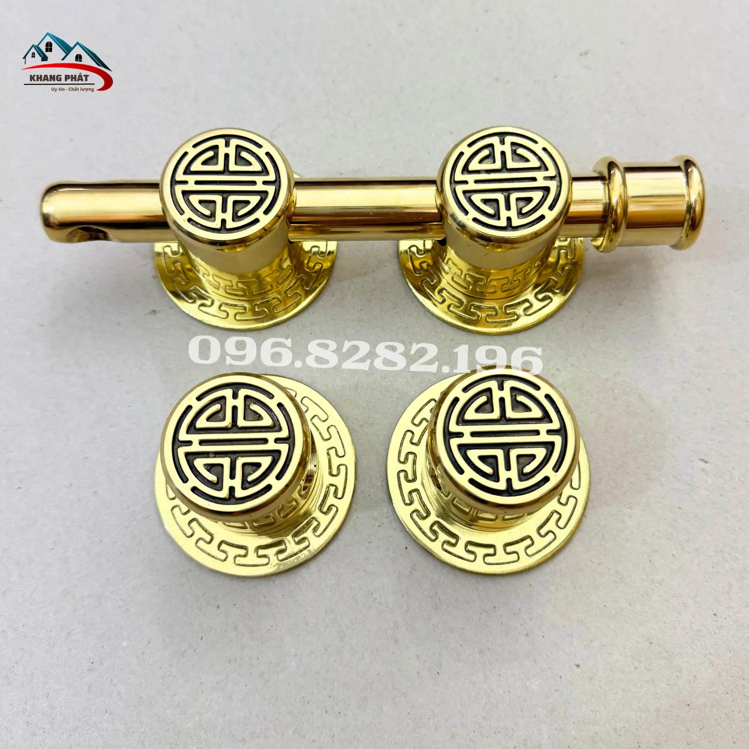 Mẫu chữ Thọ lắp thực tế trên cửa gỗ tự nhiên