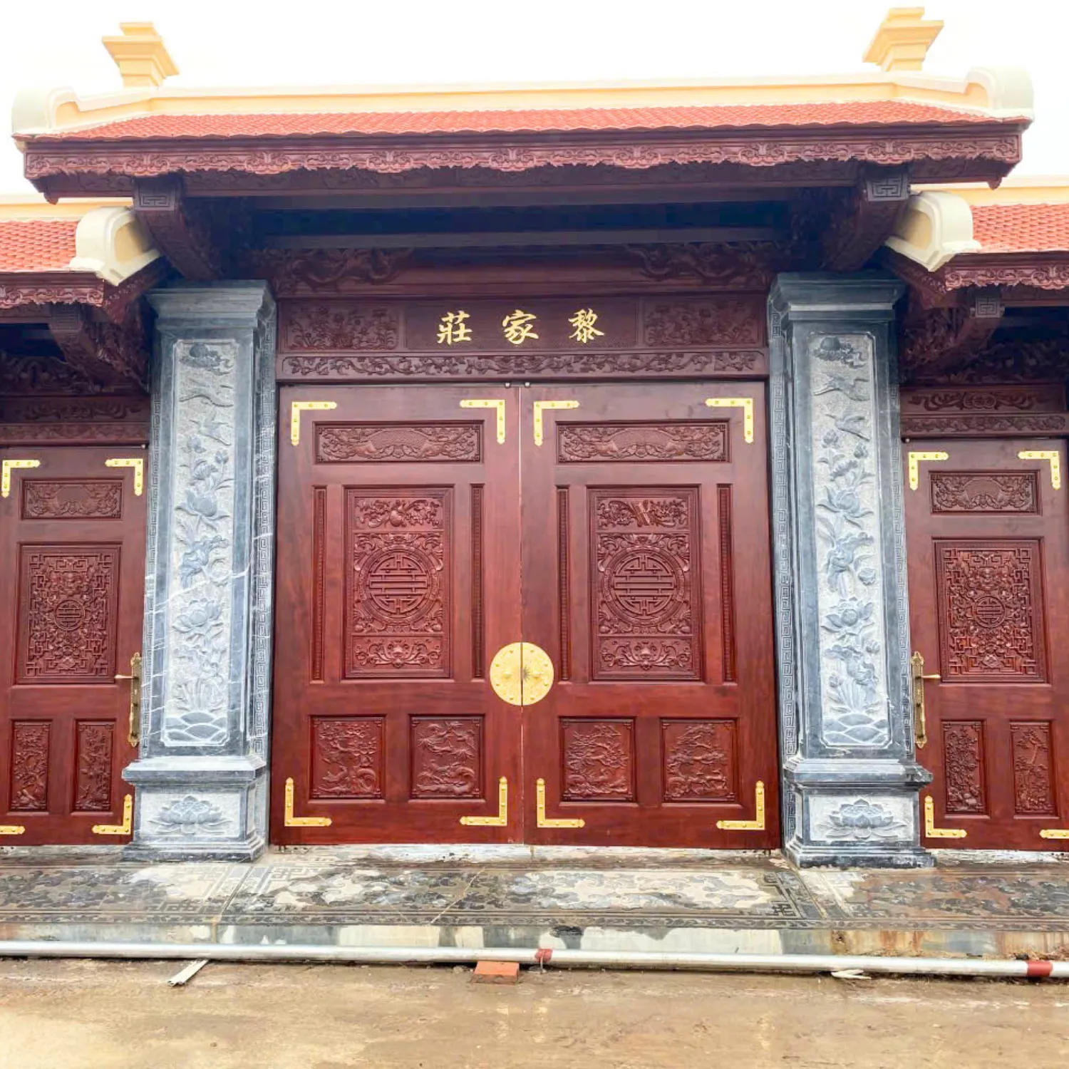 Chuỳ mâm đồng lắp trên cửa gỗ đại sảnh