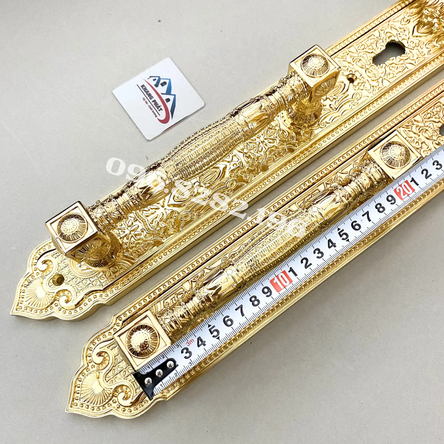 Đo chiều dài tay kéo phụ 22cm trên cửa đại môn