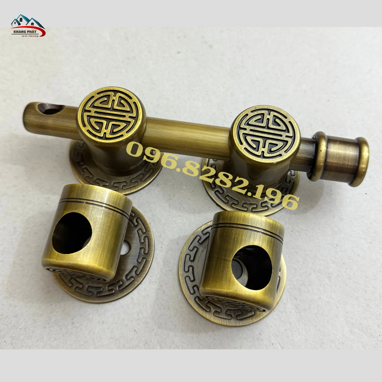 Hai mẫu phụ kiện cửa gỗ bằng đồng đặt cạnh nhau