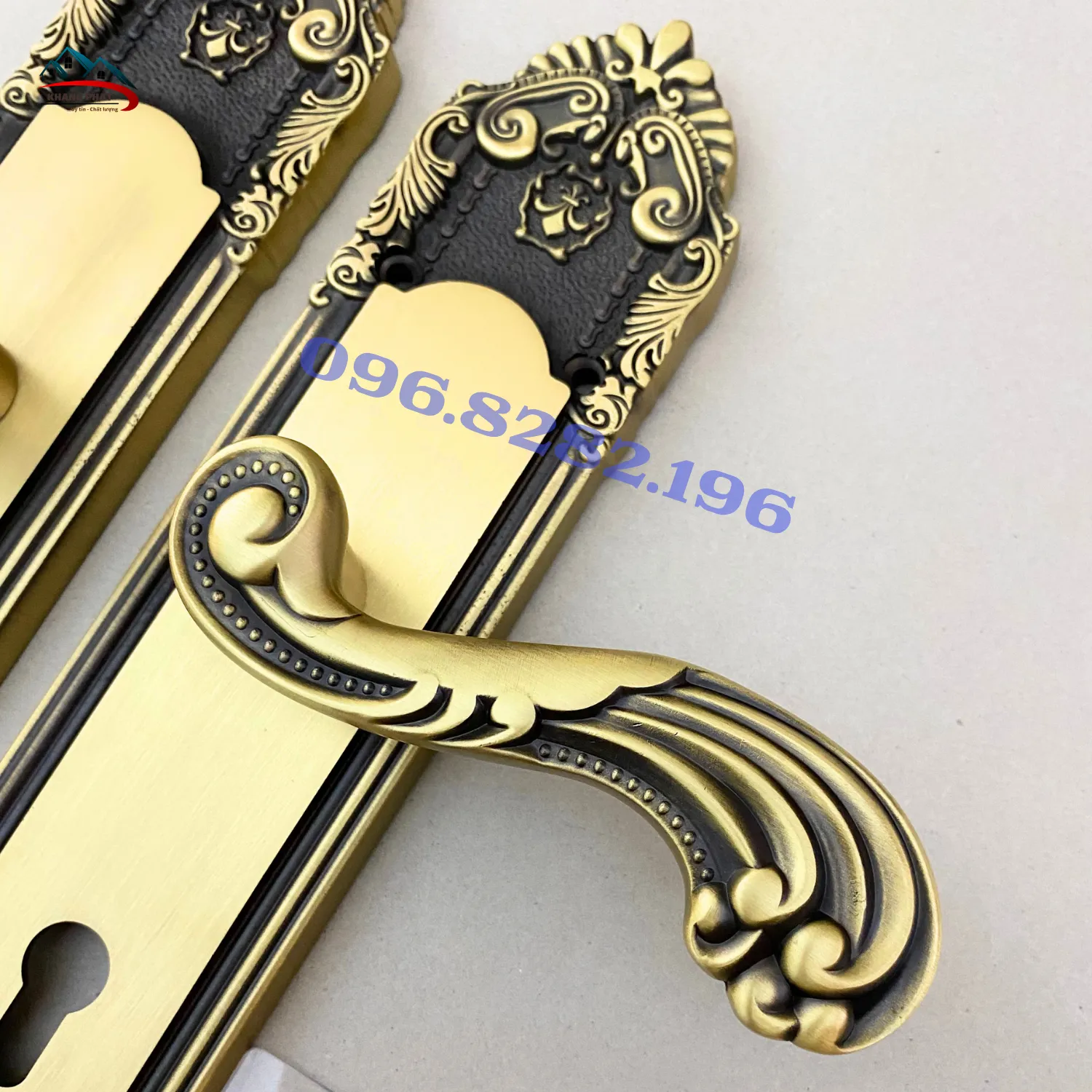 Hoa văn tay gạt cong đẹp khóa KP3232DFS