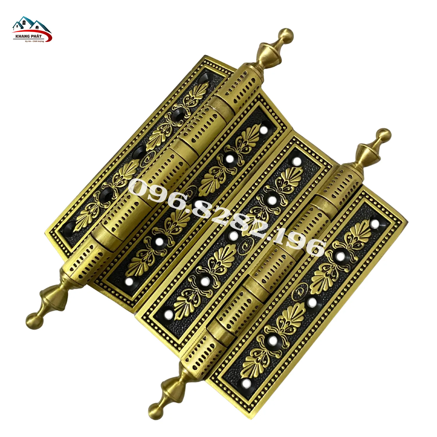 Bản lề đồng màu đen rêu lắp cửa gỗ