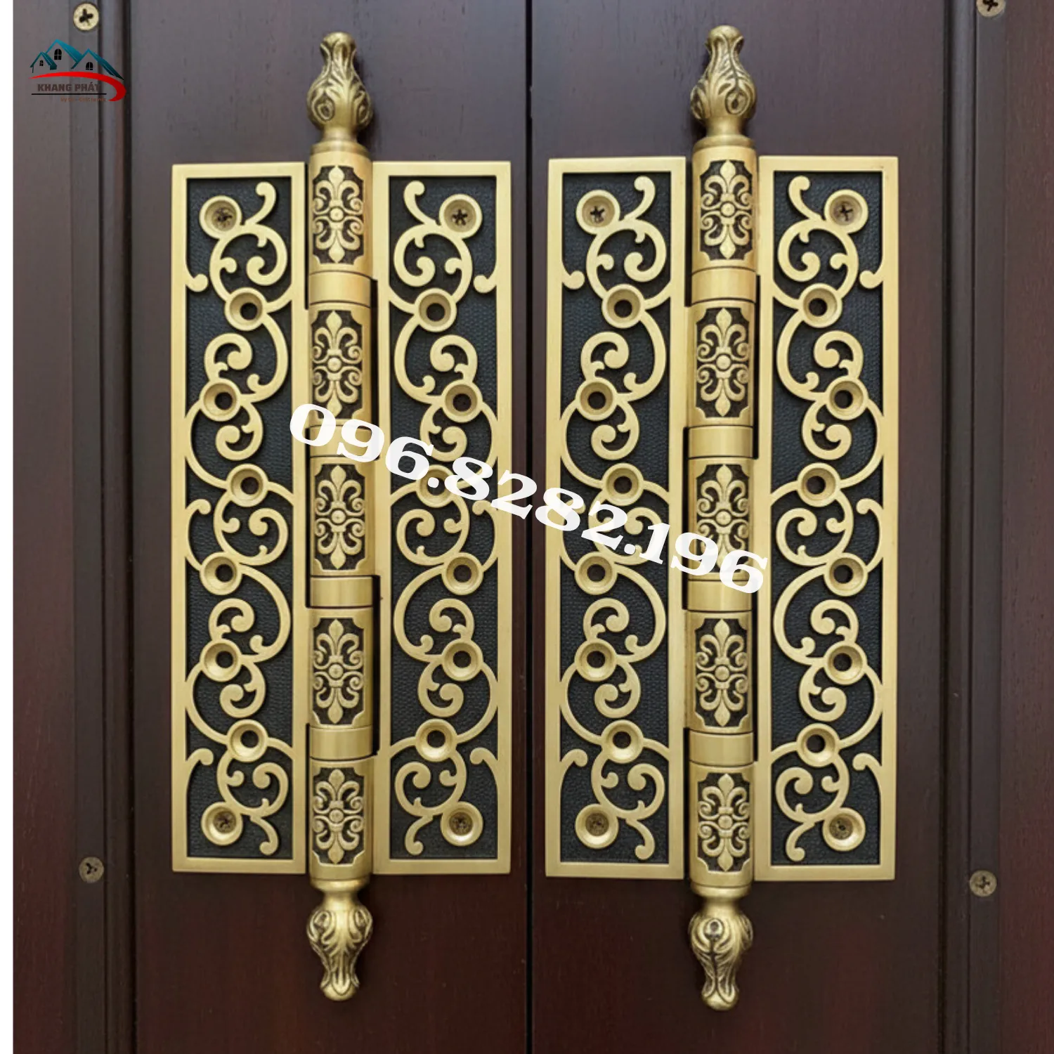 bản lề lắp trên cửa gỗ biệt thự cao cấp