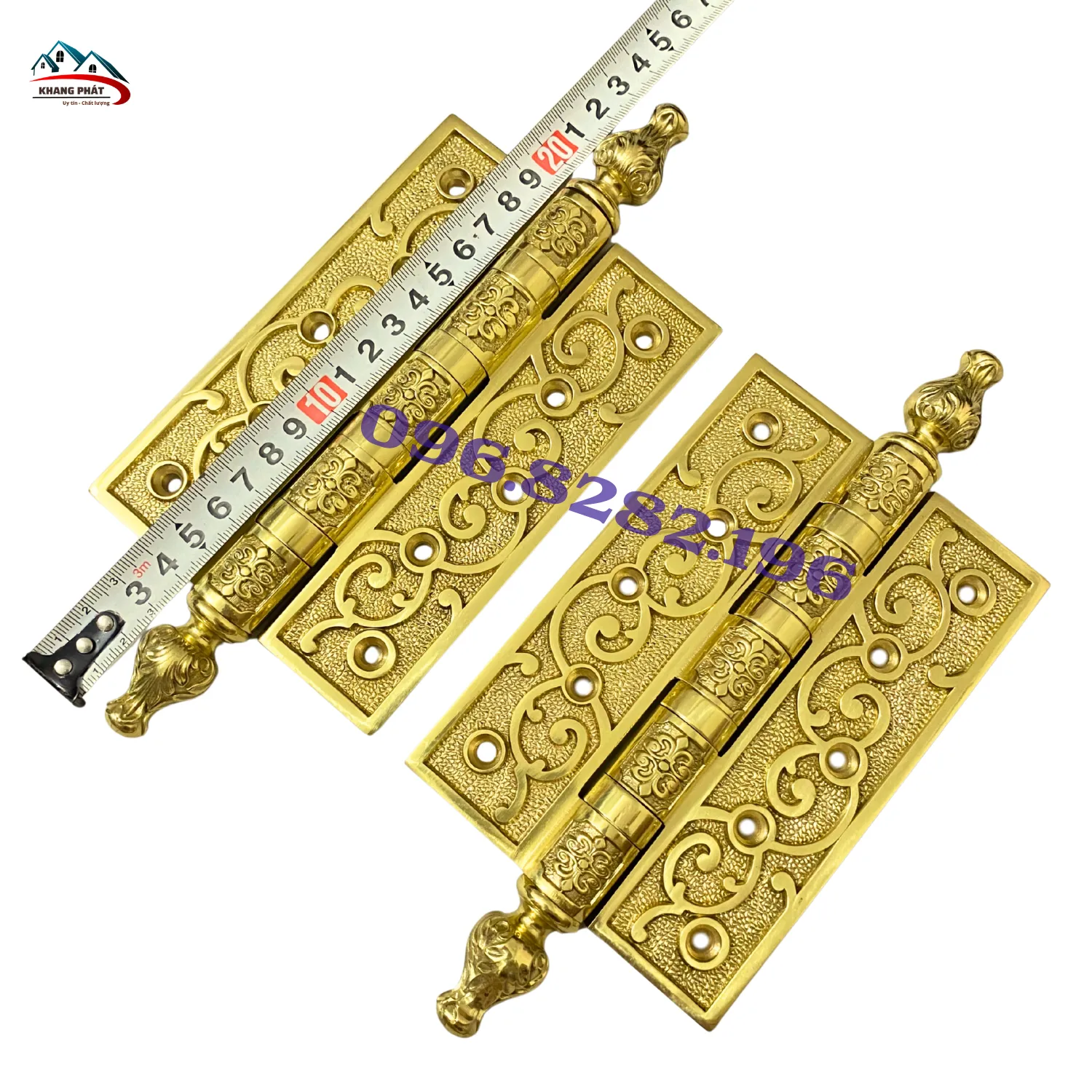 Lắp đặt bản lề đồng cho cửa gỗ biệt thự thực tế