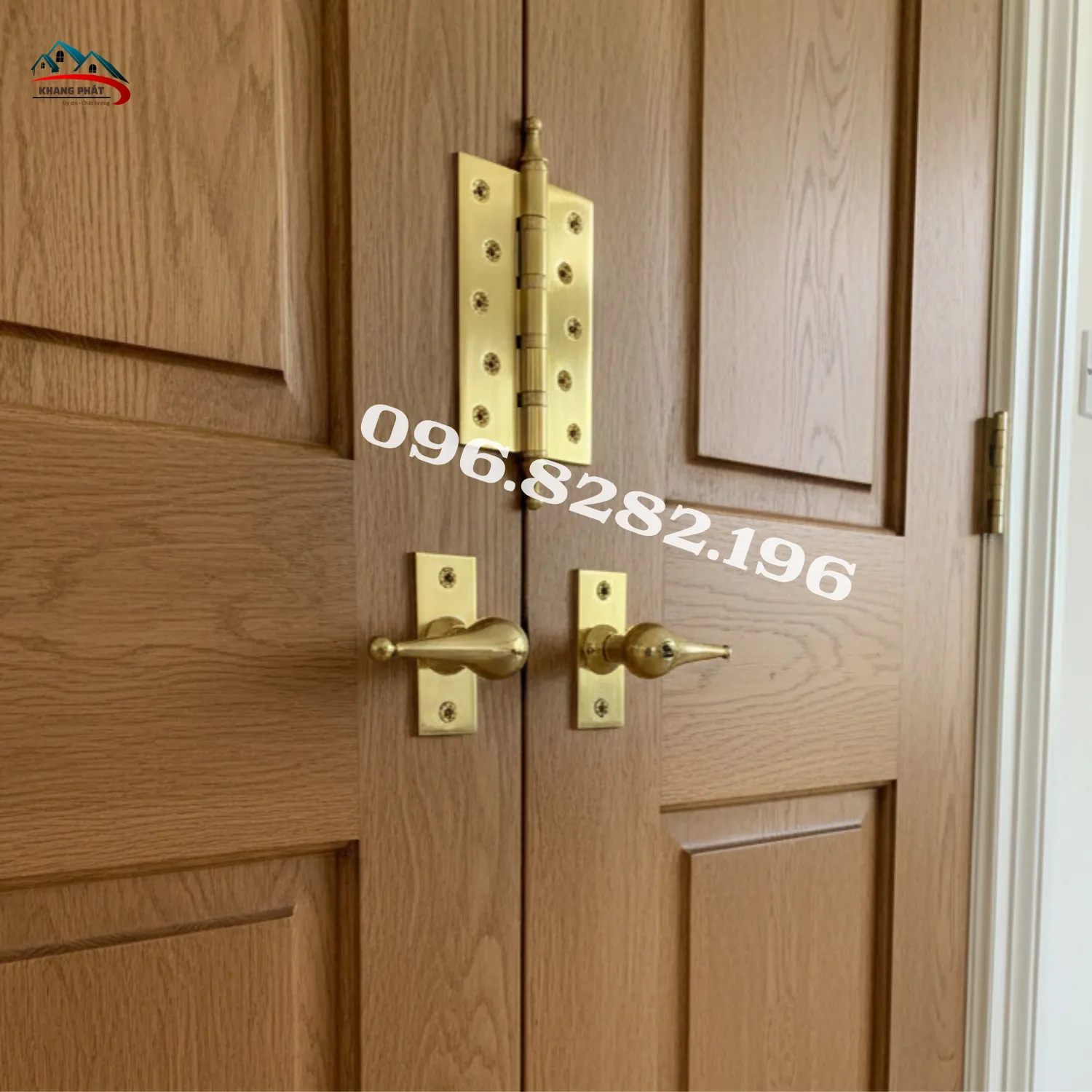 Phụ kiện lắp thực tế trên cửa gỗ tự nhiên