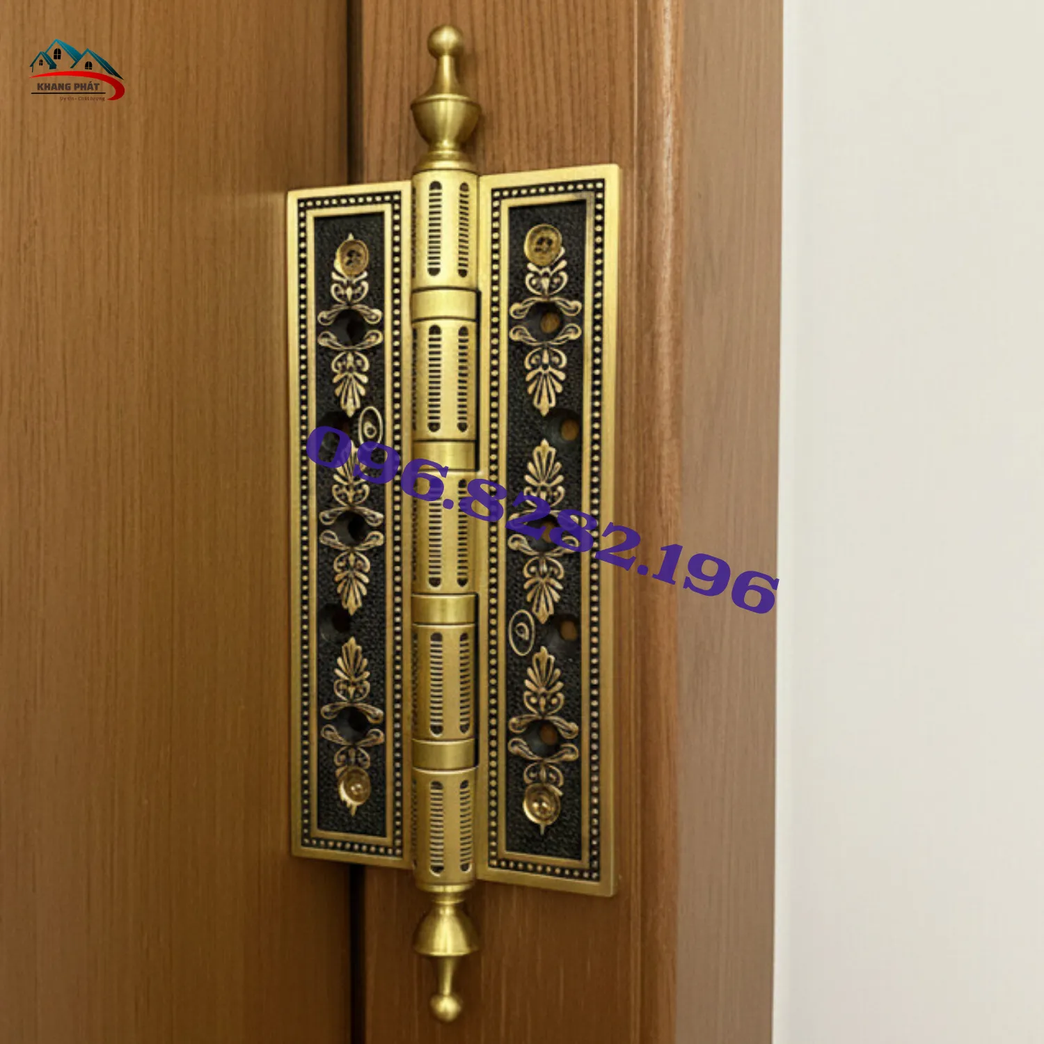 Bản lề đồng lắp thực tế trên cửa gỗ tự nhiên