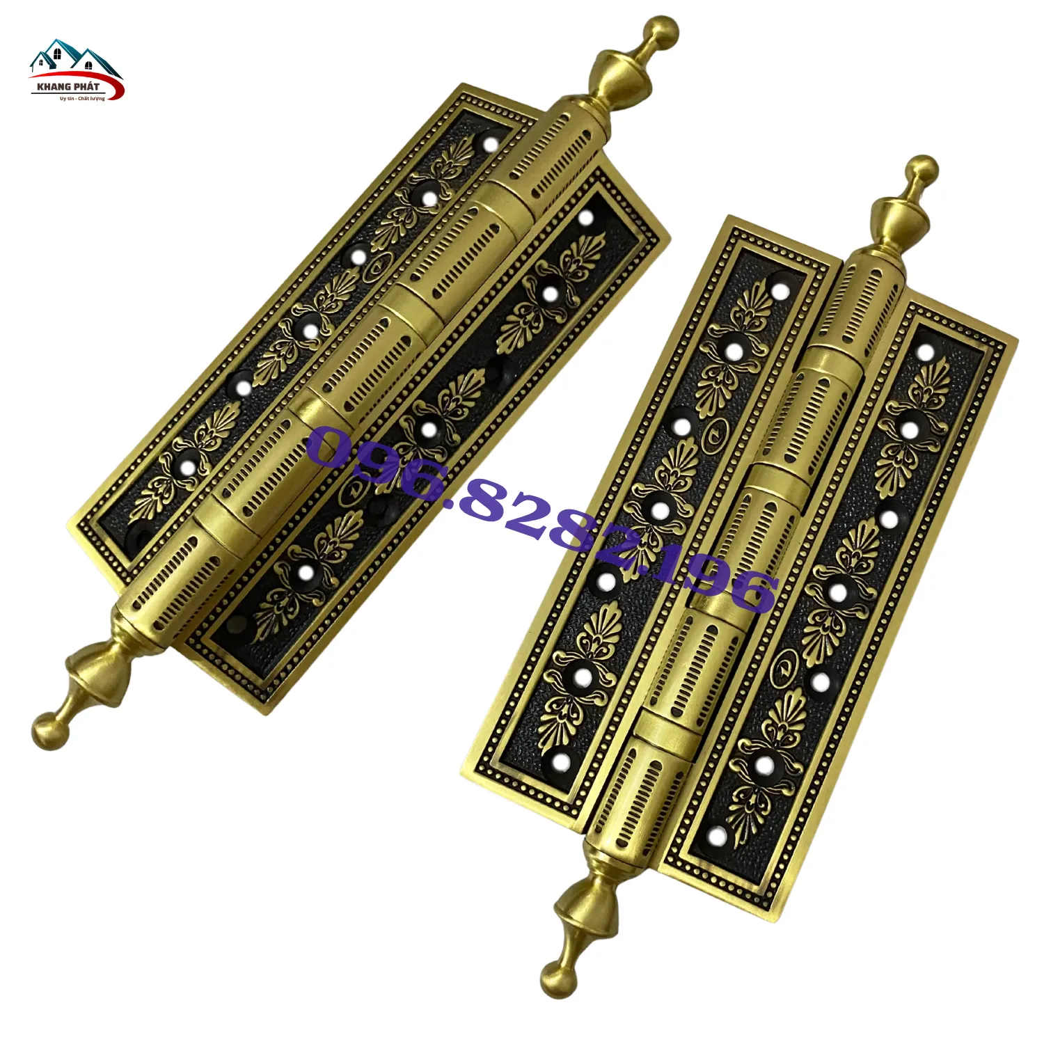 Cận cảnh hoa văn đúc nổi trên thân bản lề màu rêu cổ