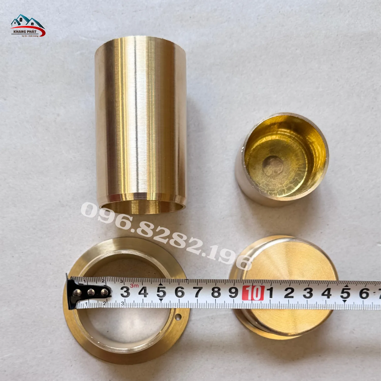 Chi tiết bề mặt đồng thau trên bản lề cửa gỗ