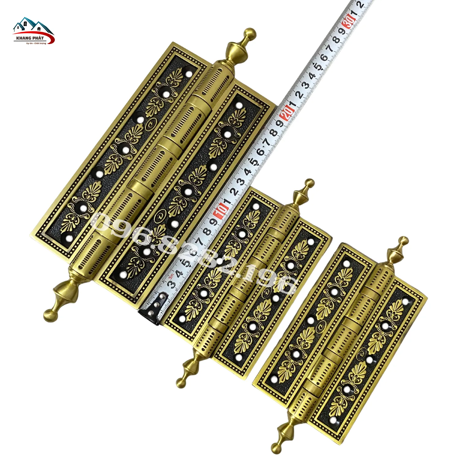 Chi tiết hoa văn trên bản lề đồng