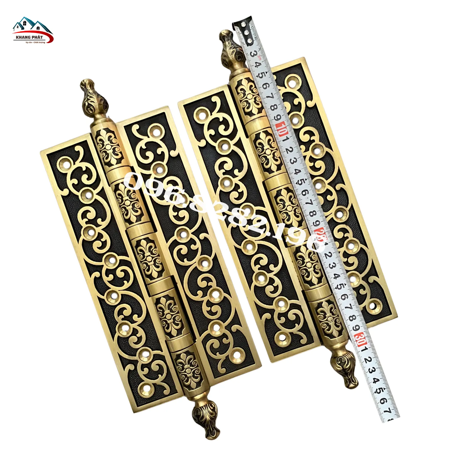 chi tiết hoa văn bản lề đồng chạm nổi tinh xảo