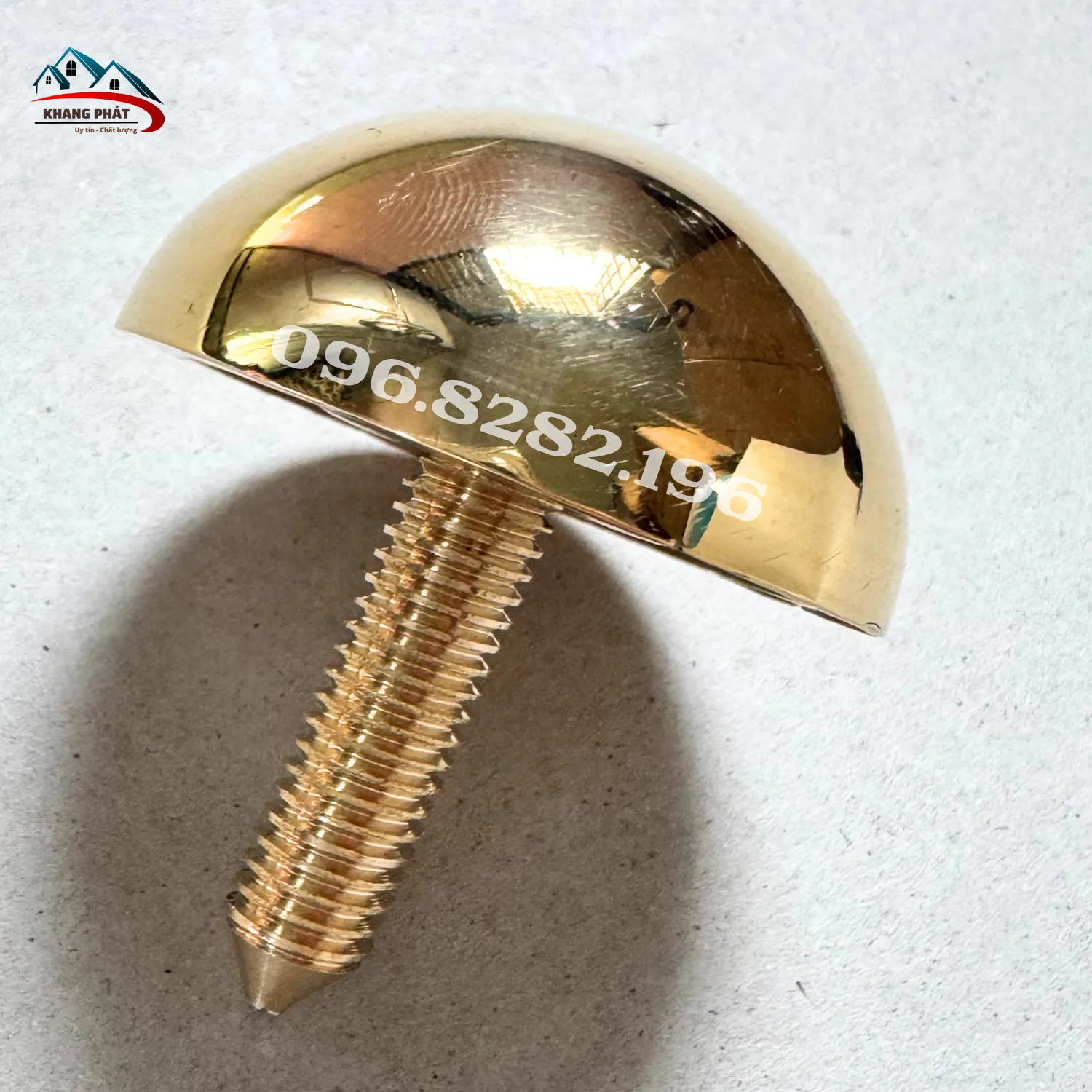 Chi tiết đinh trang trí cửa gỗ phong cách cổ điển