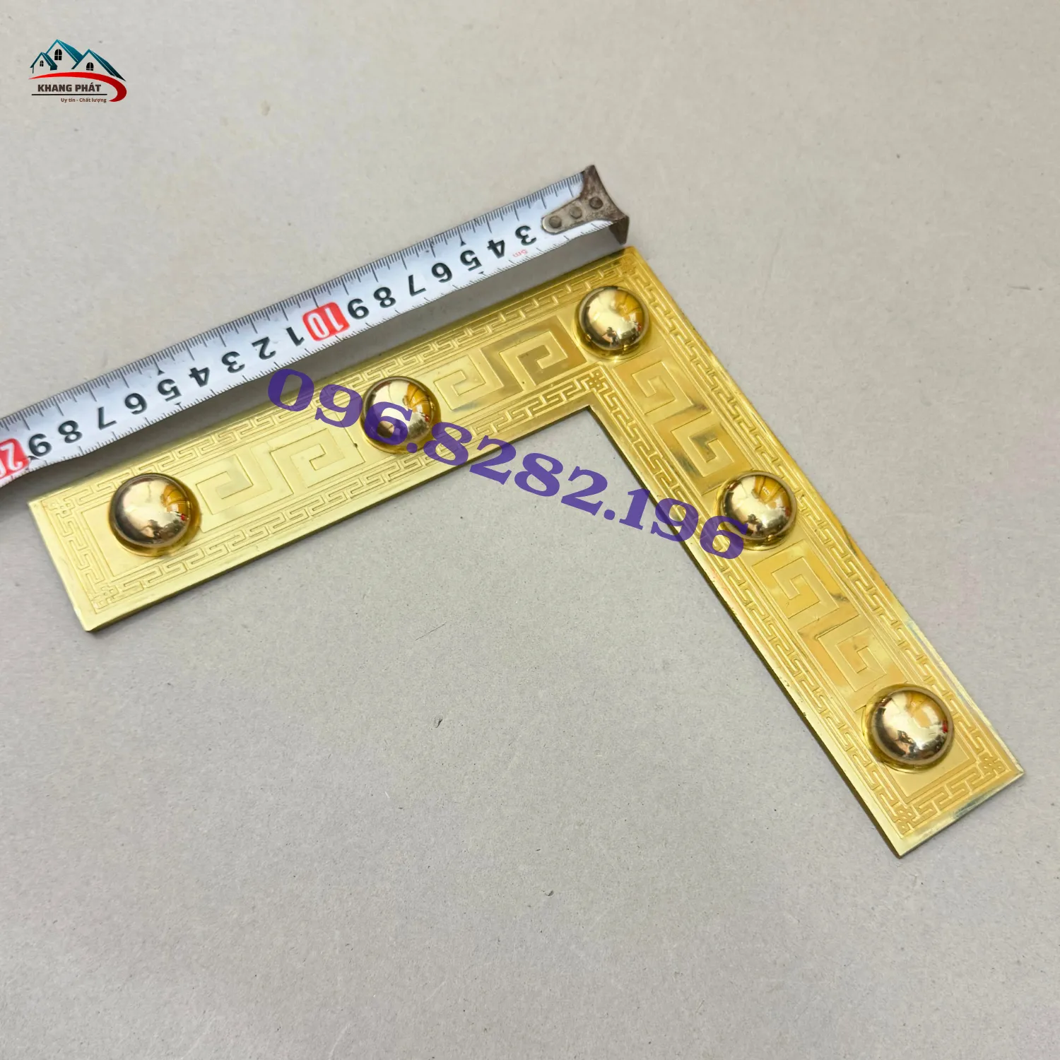 Ke góc màu vàng đồng sáng lắp trên cửa