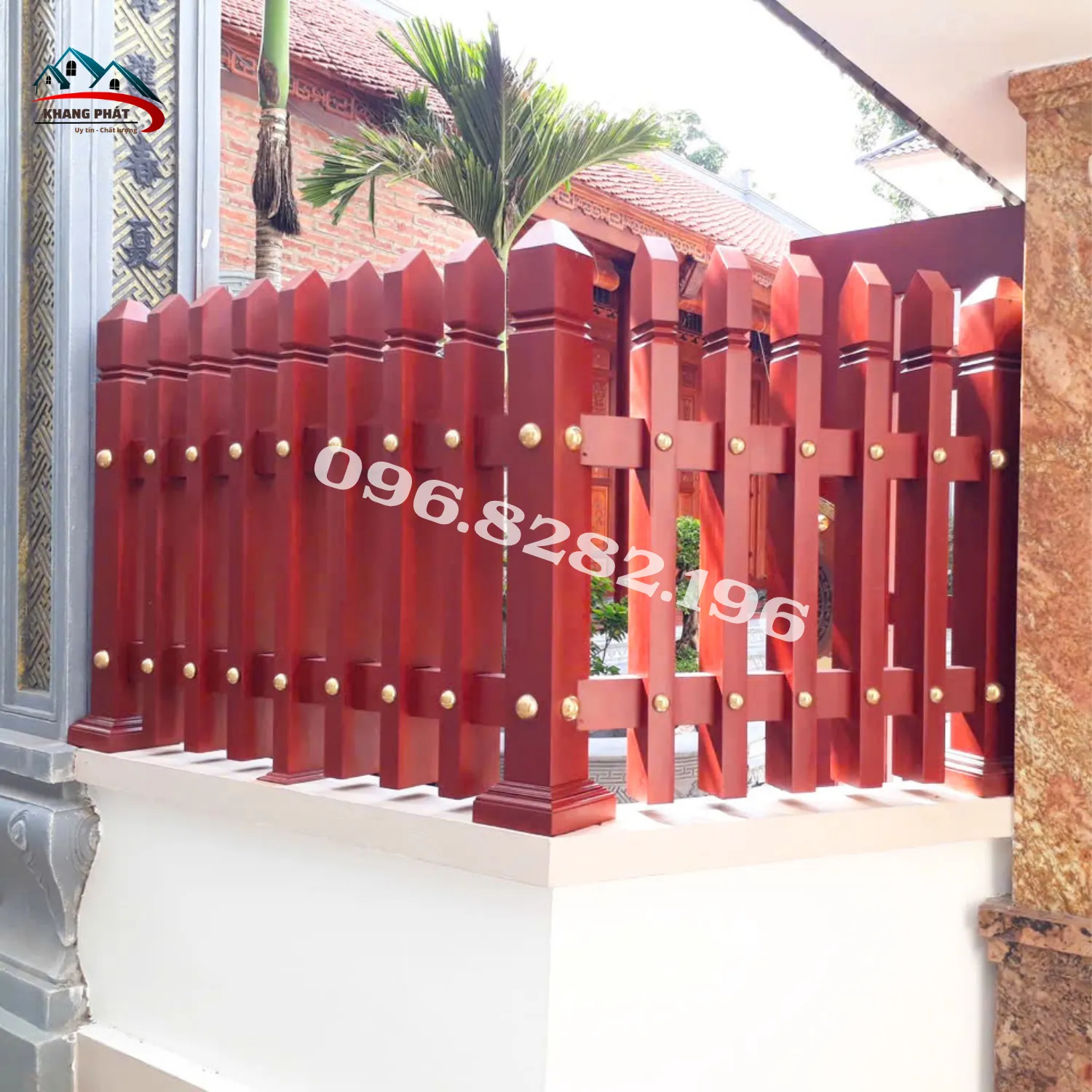 Tổng thể phụ kiện đồng lắp trên cổng gỗ cao cấp