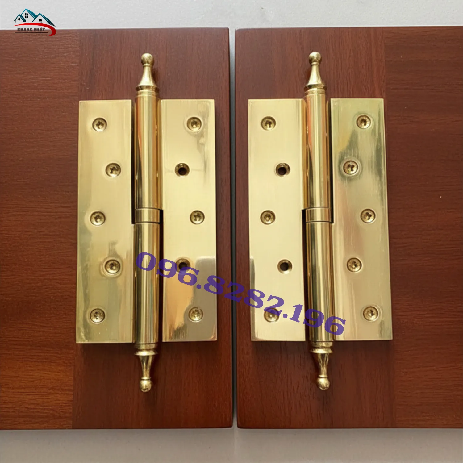 Bản lề cối đồng lắp trên cửa gỗ tự nhiên