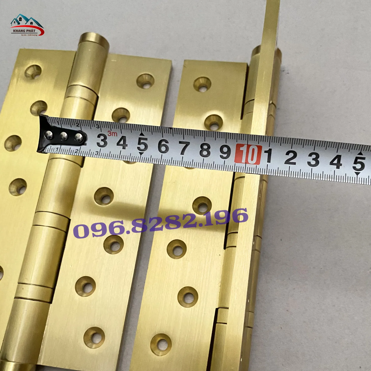 Cận cảnh bản lề đồng dày 7,5mm