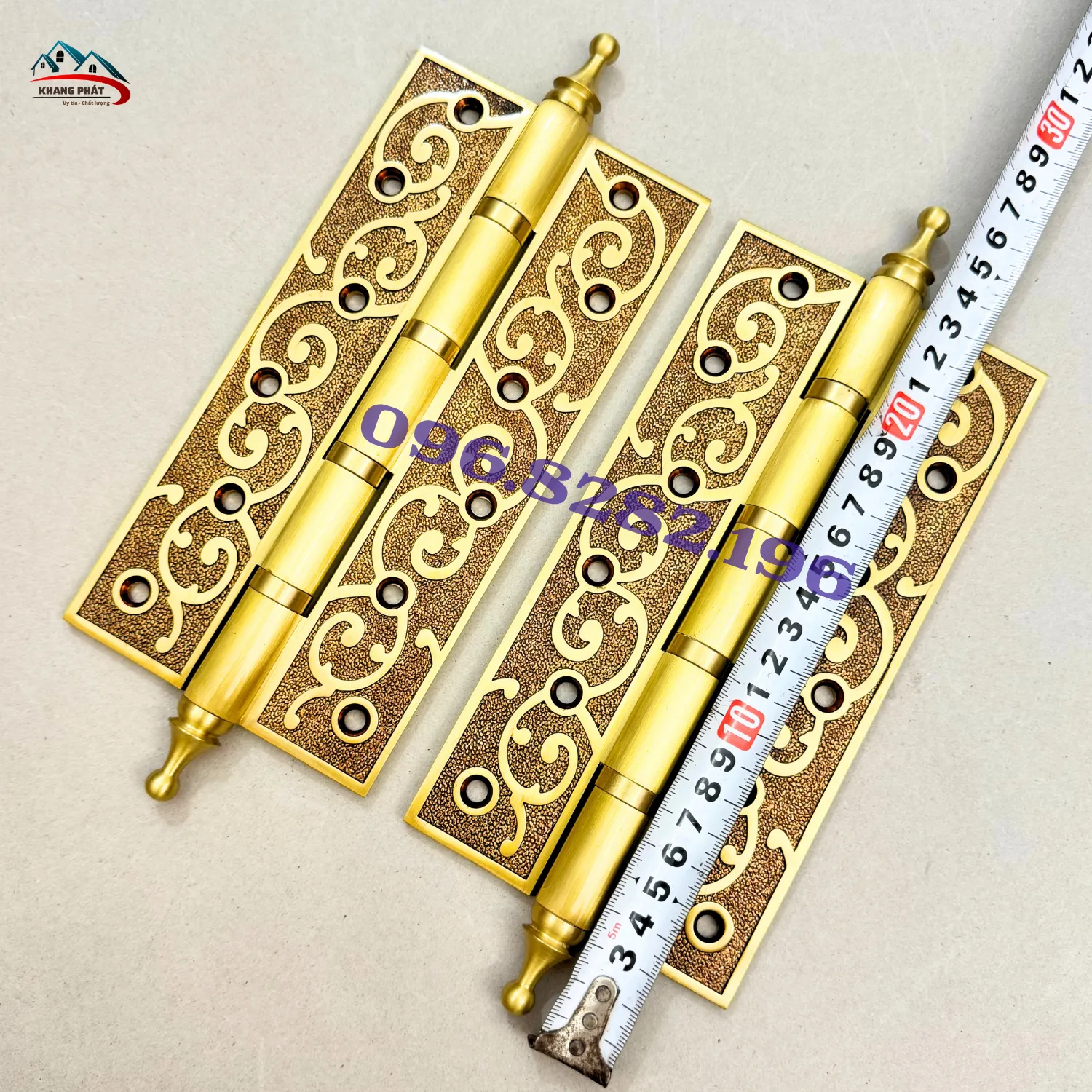 Bản lề đồng họa tiết dây leo chụp chính diện