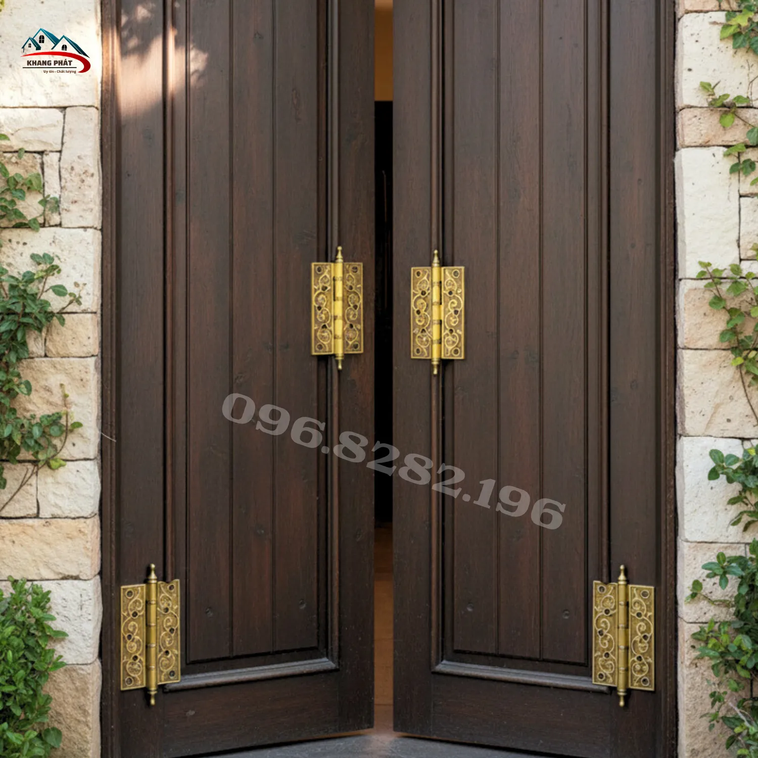 Bản lề đồng lắp thực tế trên cửa gỗ