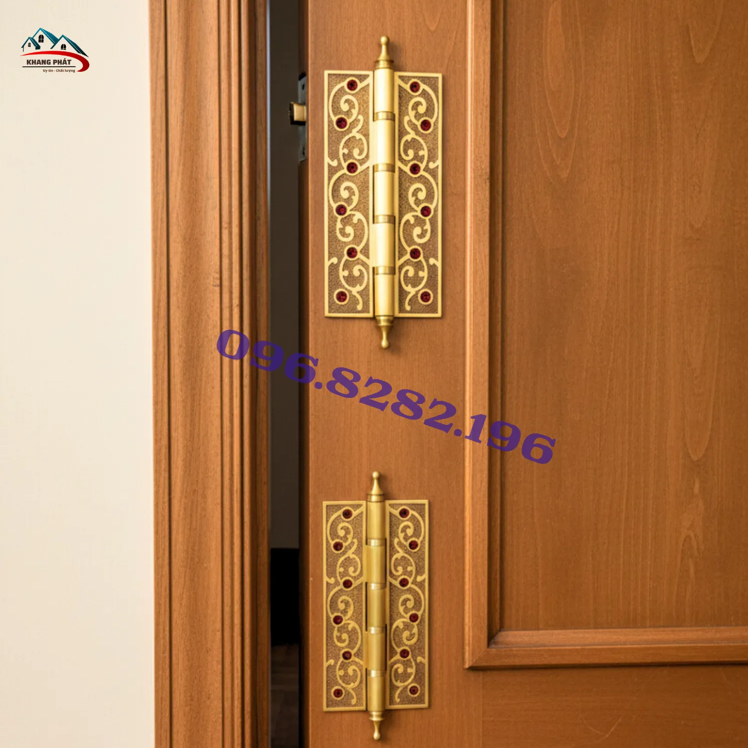 Bản lề đồng lắp thực tế trên cửa gỗ