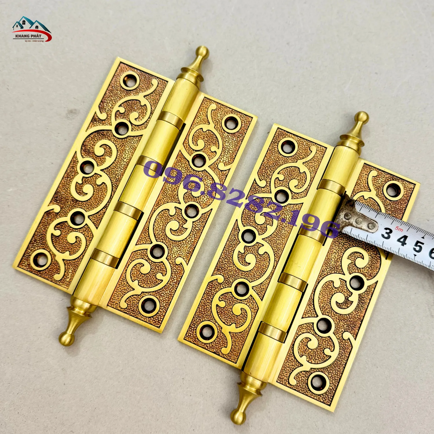 Bản lề đồng màu rêu đặt trên nền gỗ