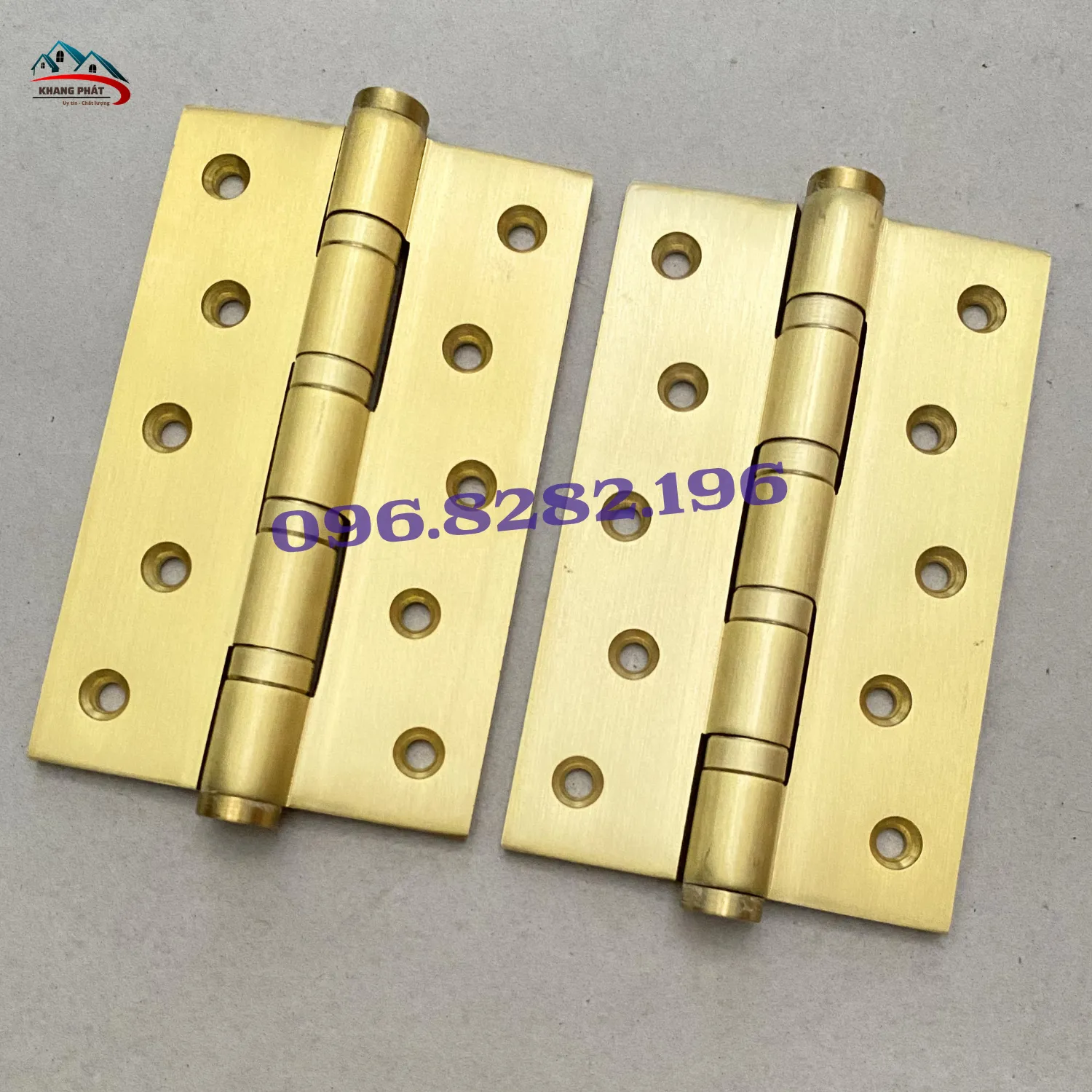 Bản lề đồng màu vàng đậm nhìn nghiêng