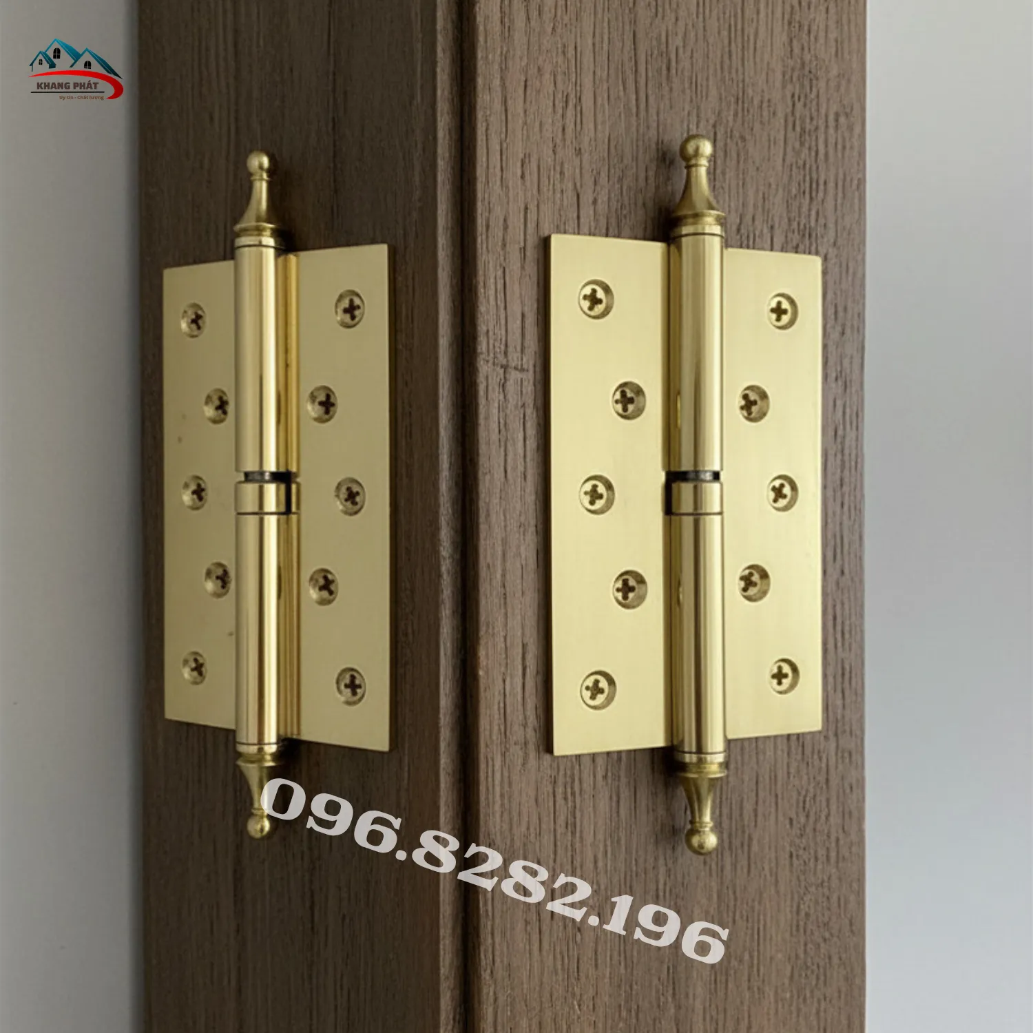 Bản lề cối đồng lắp thực tế trên cửa gỗ