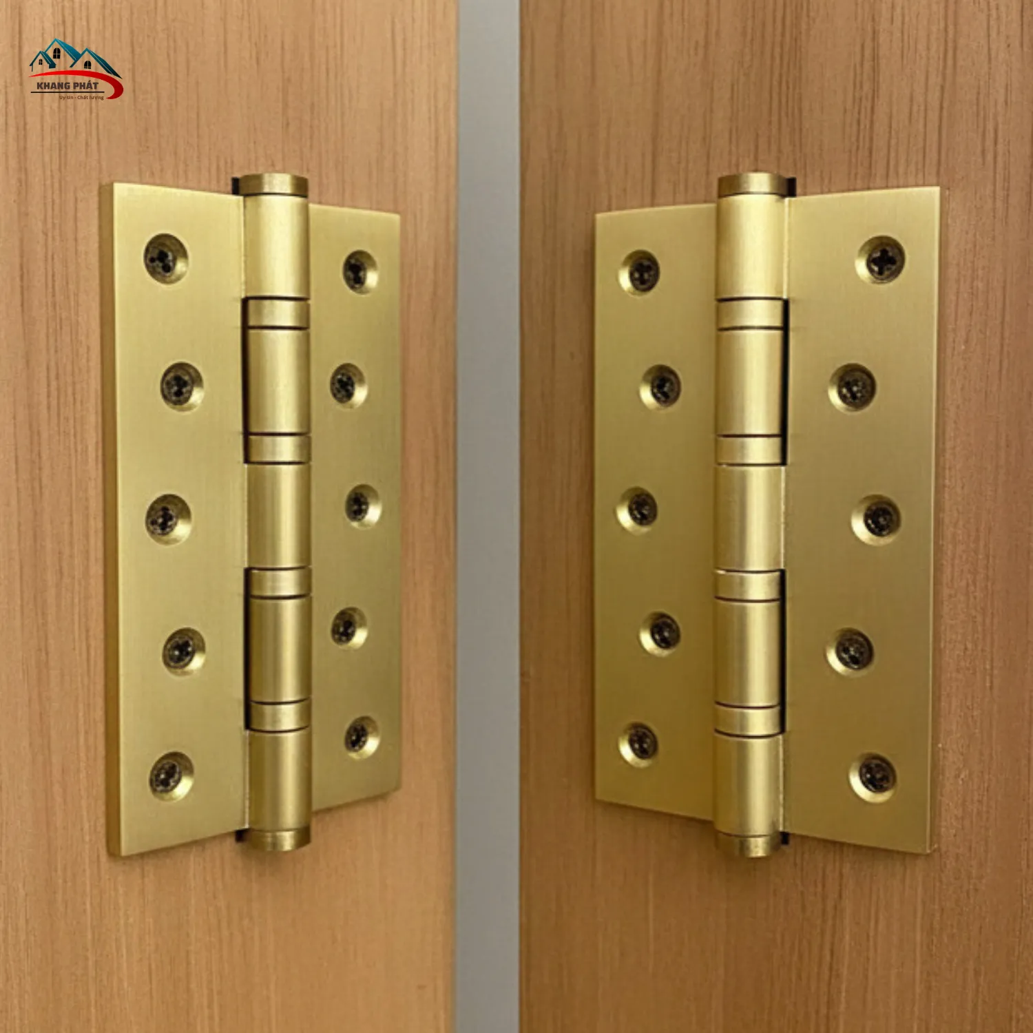 Bản lề lắp trên cửa gỗ tự nhiên màu nâu