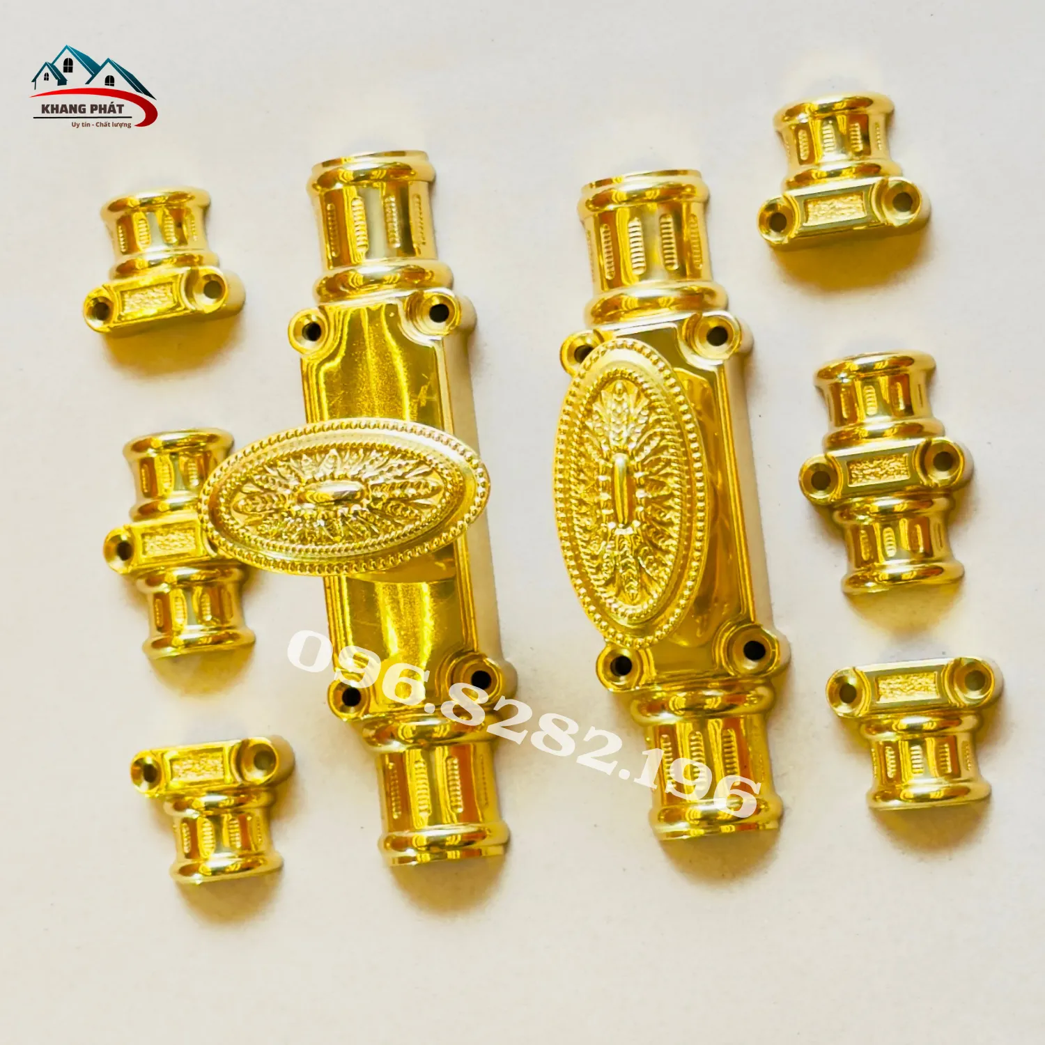 bề mặt chốt cửa clemon bằng đồng sáng bóng