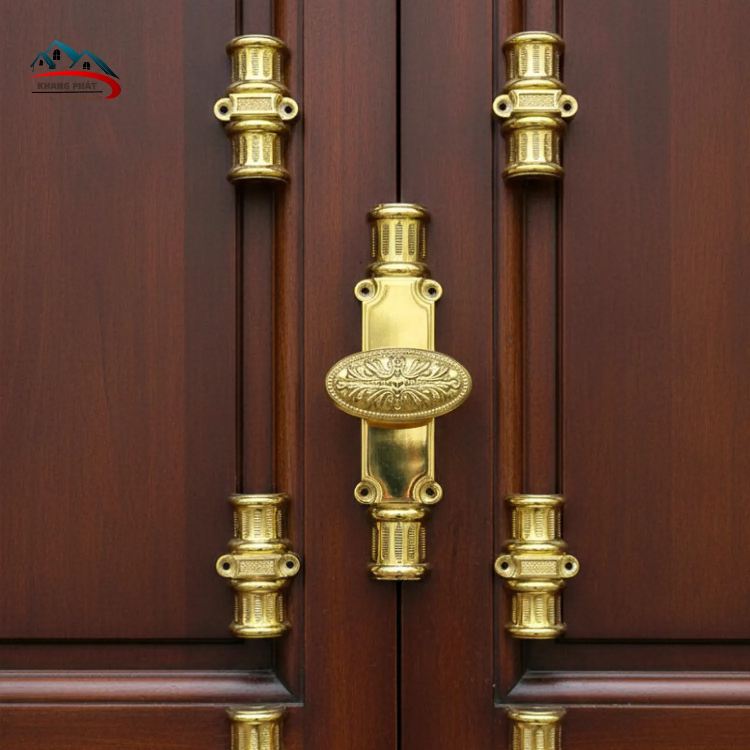 Bộ chốt cửa đồng lắp trên cửa gỗ đại sảnh