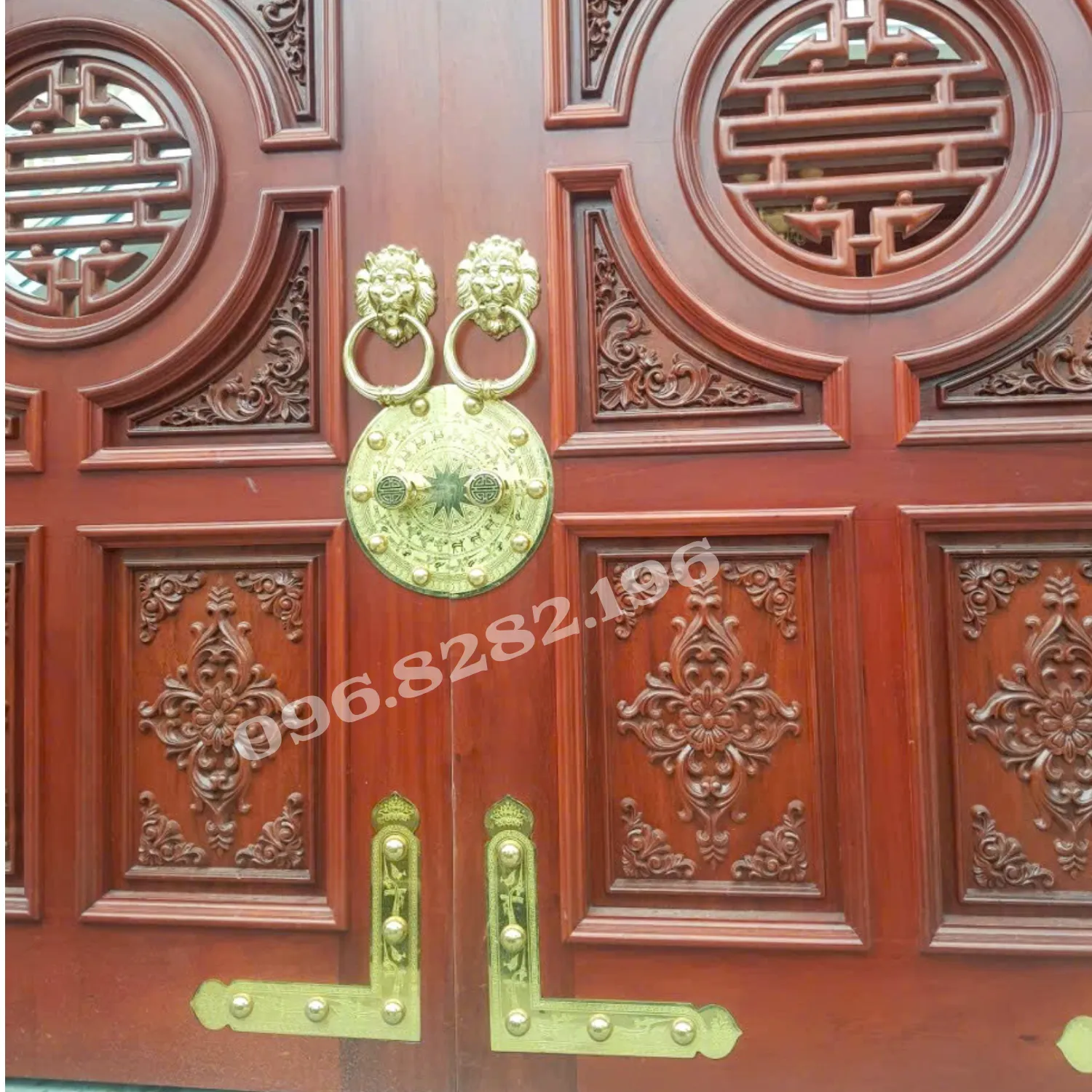 Khoá chuỳ đồng mặt bích KP-CMTĐB125 màu vàng bóng được lắp đồng bộ với ke góc vuông đồng thau trên cánh cửa gỗ nhà từ đường