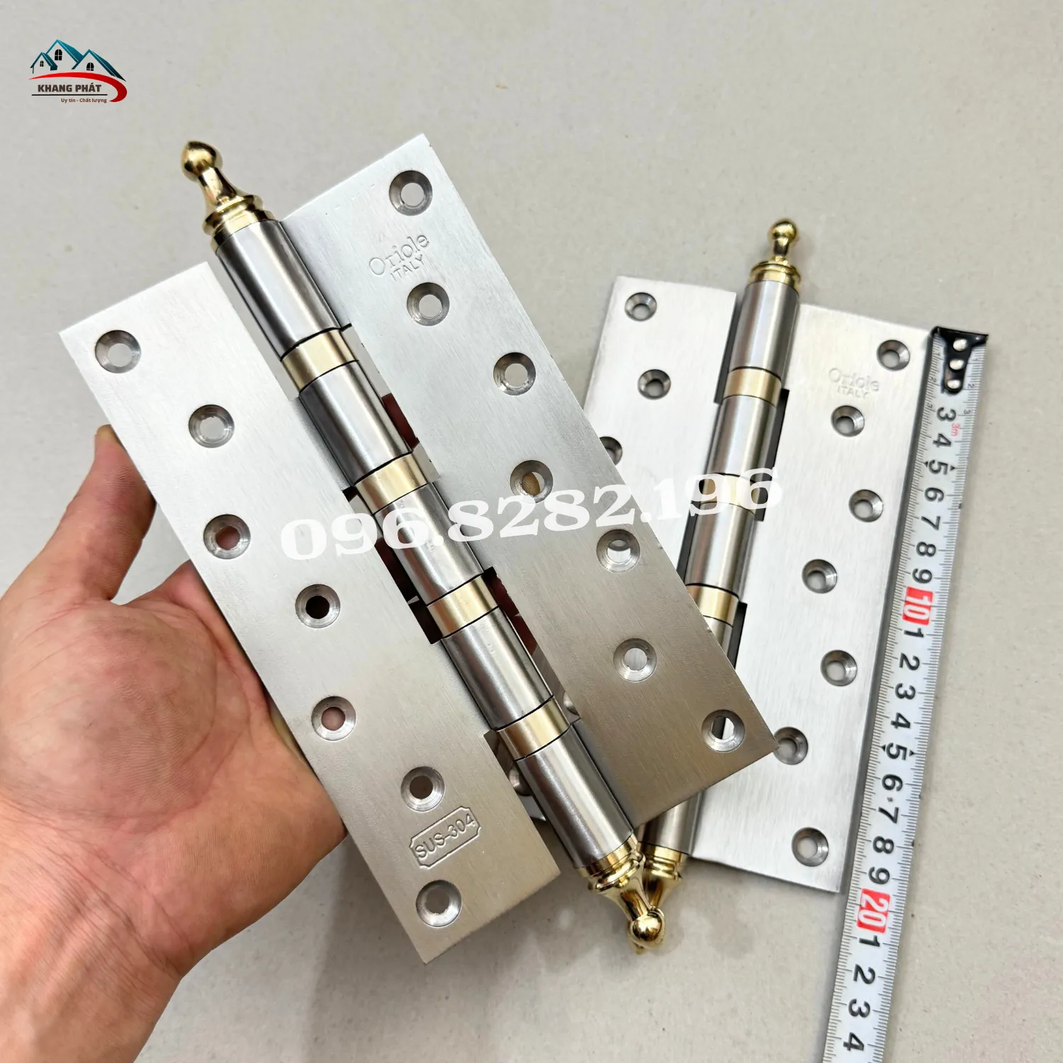 cầm thử bản lề inox dày cảm giác chắc tay