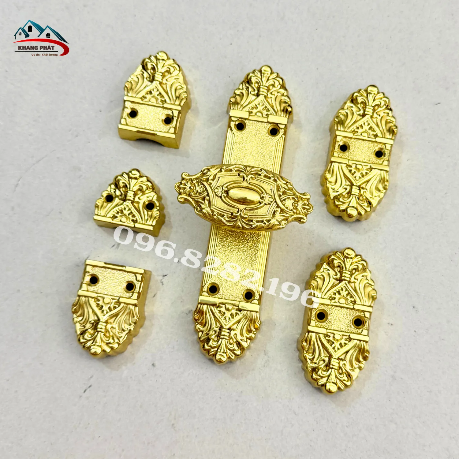 Chi tiết hoa văn chốt cửa đồng tân cổ điển