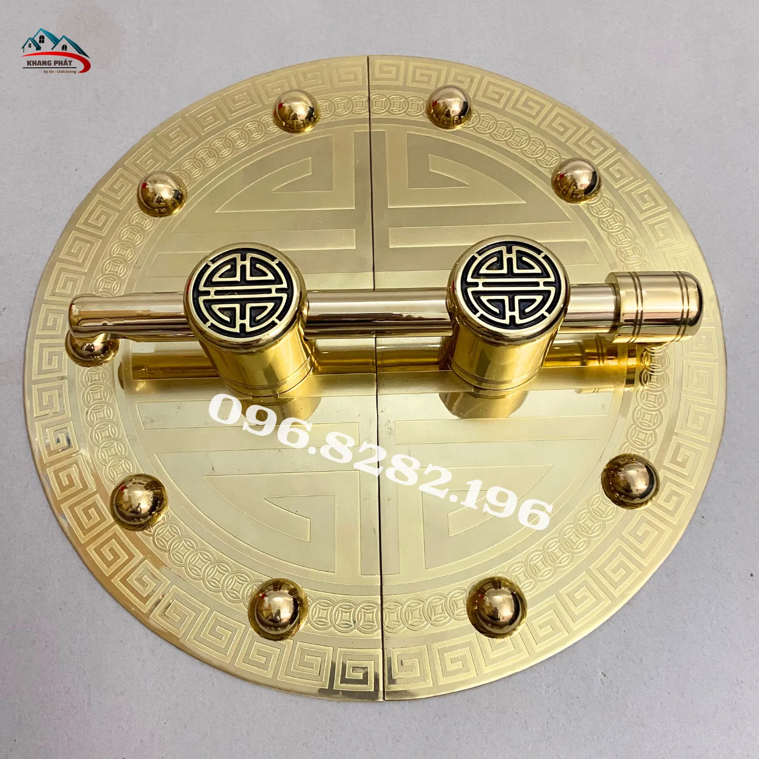 cận cảnh hoa văn mâm cổ và chữ Thọ trung tâm