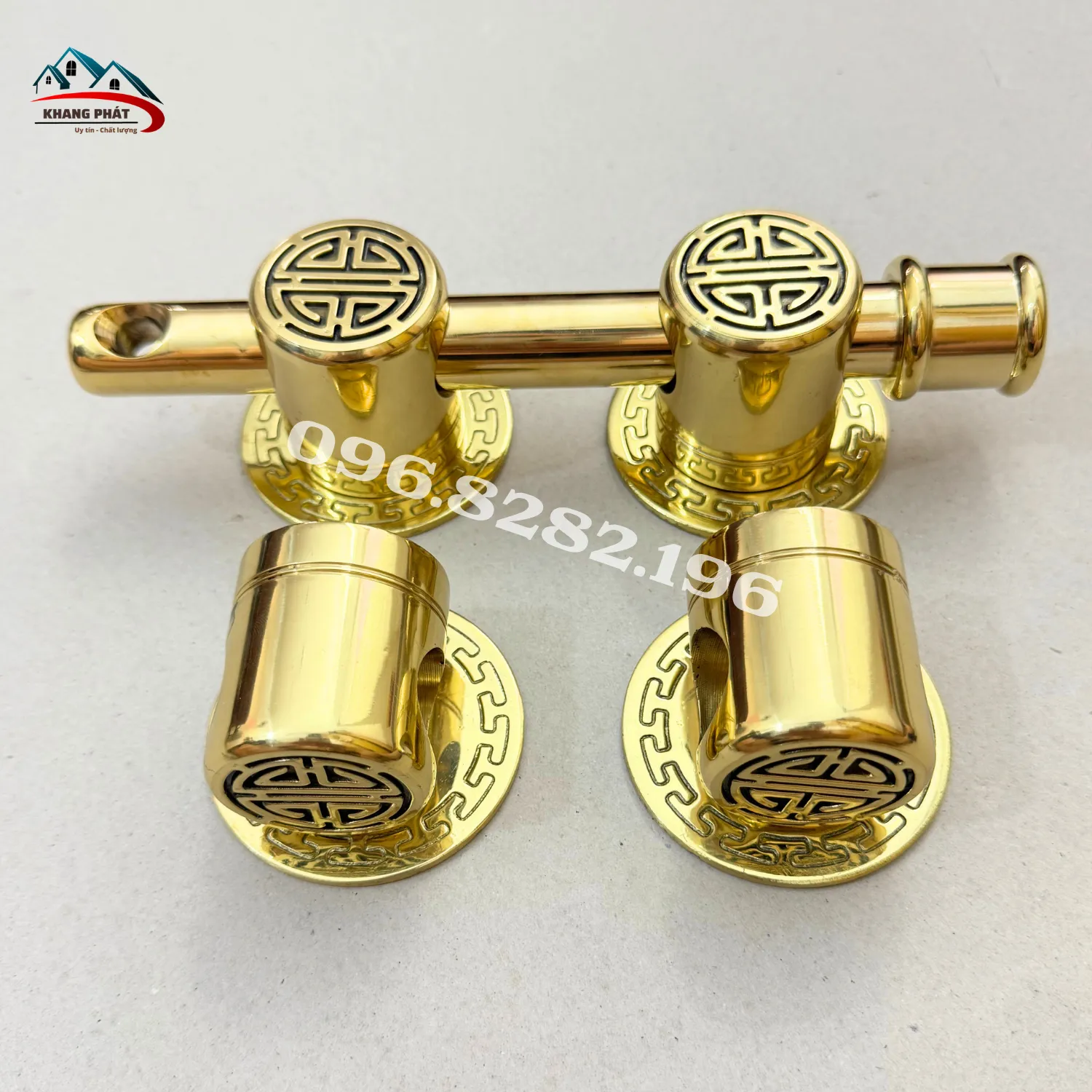 Cận cảnh mặt chuỳ chữ Thọ bằng đồng vàng bóng