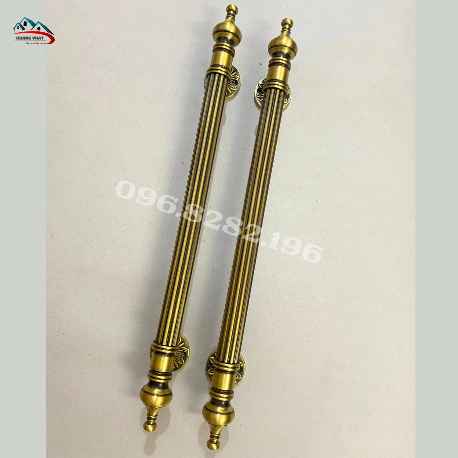 Cặp tay kéo đồng rêu kẻ sọc chụp cận cảnh