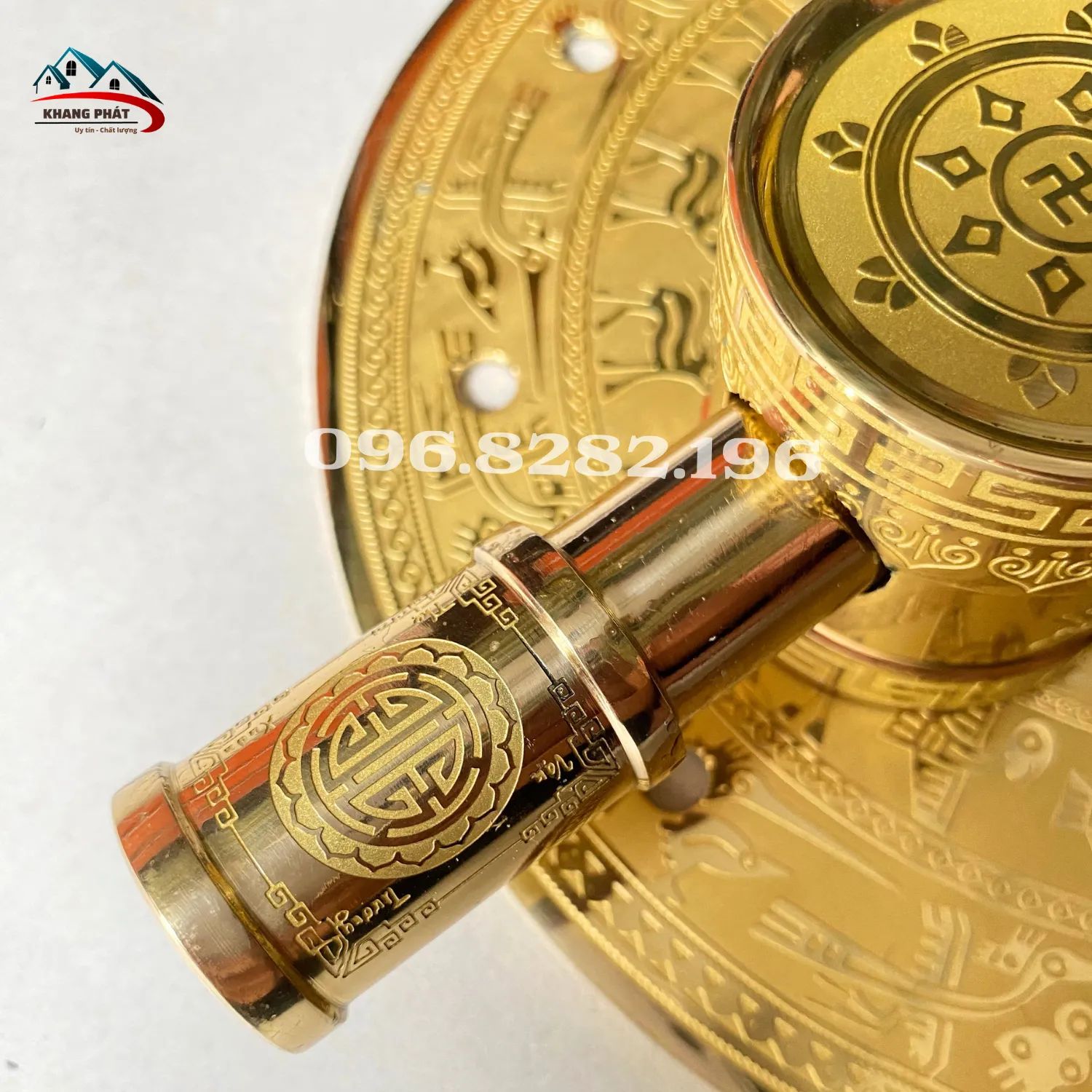chi tiết chữ vạn trên chuỳ đồng