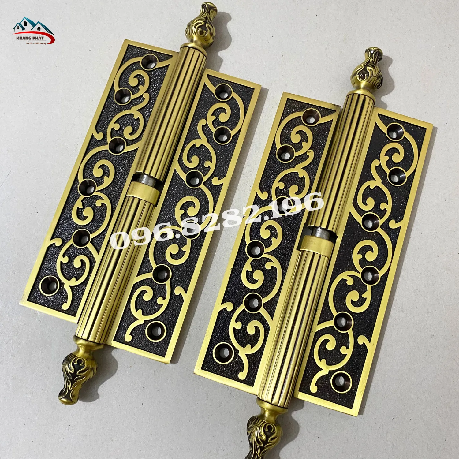 Chi tiết họa tiết dây leo chạm nổi trên thân sản phẩm