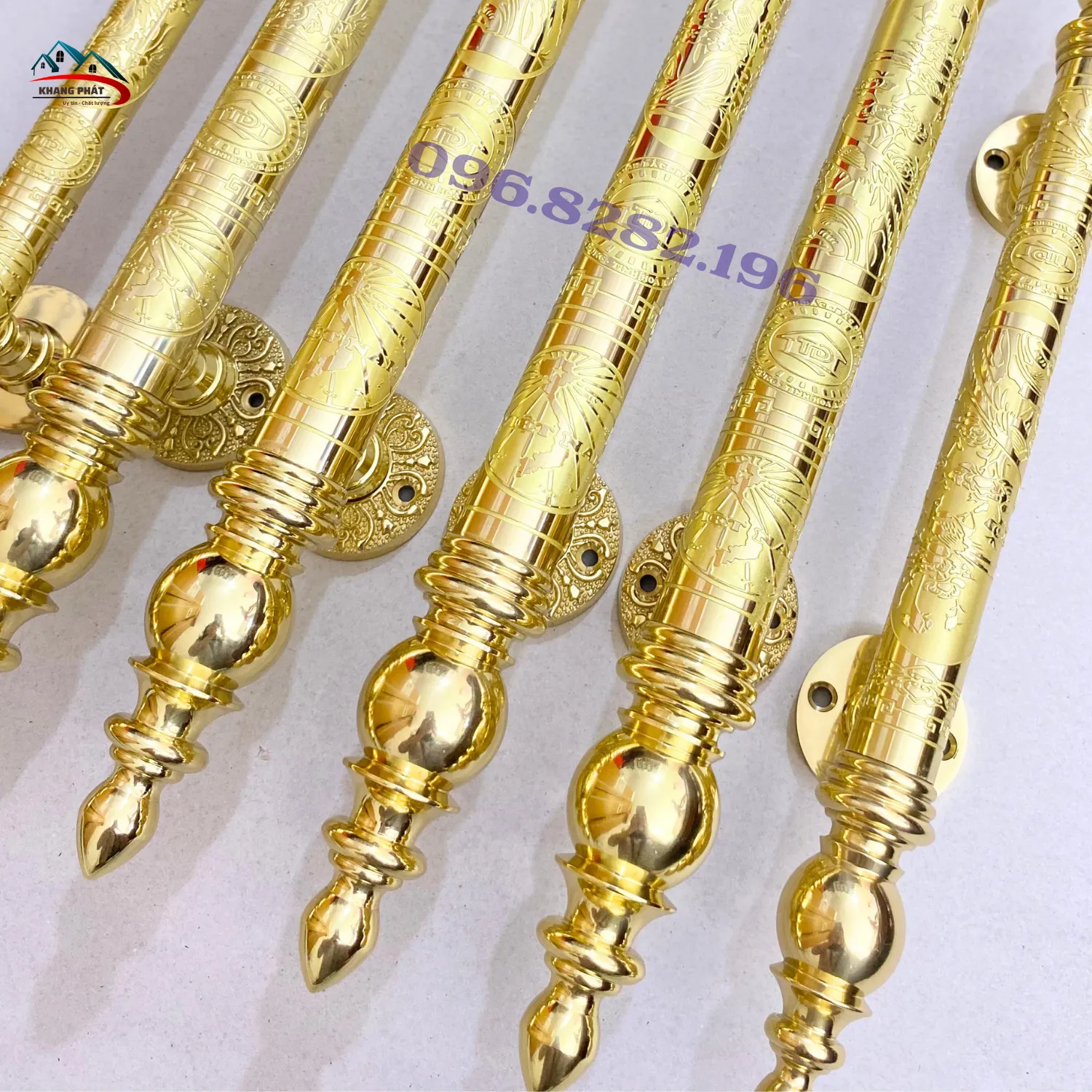 Chi tiết hoa văn chữ Thọ trên tay nắm cửa