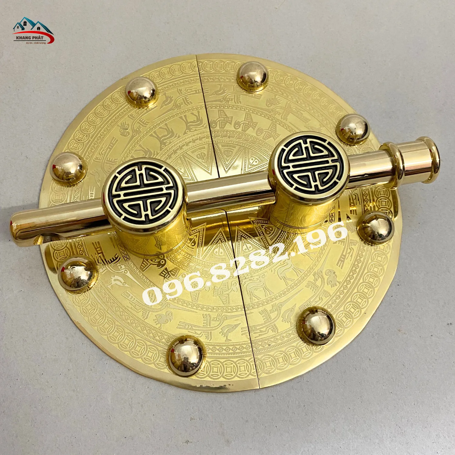 Cận cảnh góc nghiêng hoa văn trống đồng Đông Sơn đúc nổi sắc nét trên bộ chuỳ mâm đồng mặt bích 25cm.