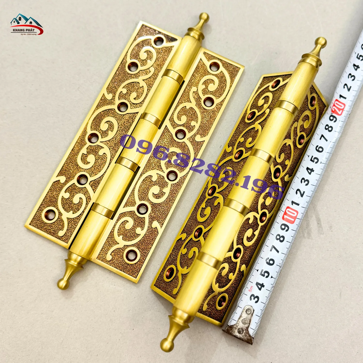 Chi tiết hoa văn dây leo trên bản lề đồng