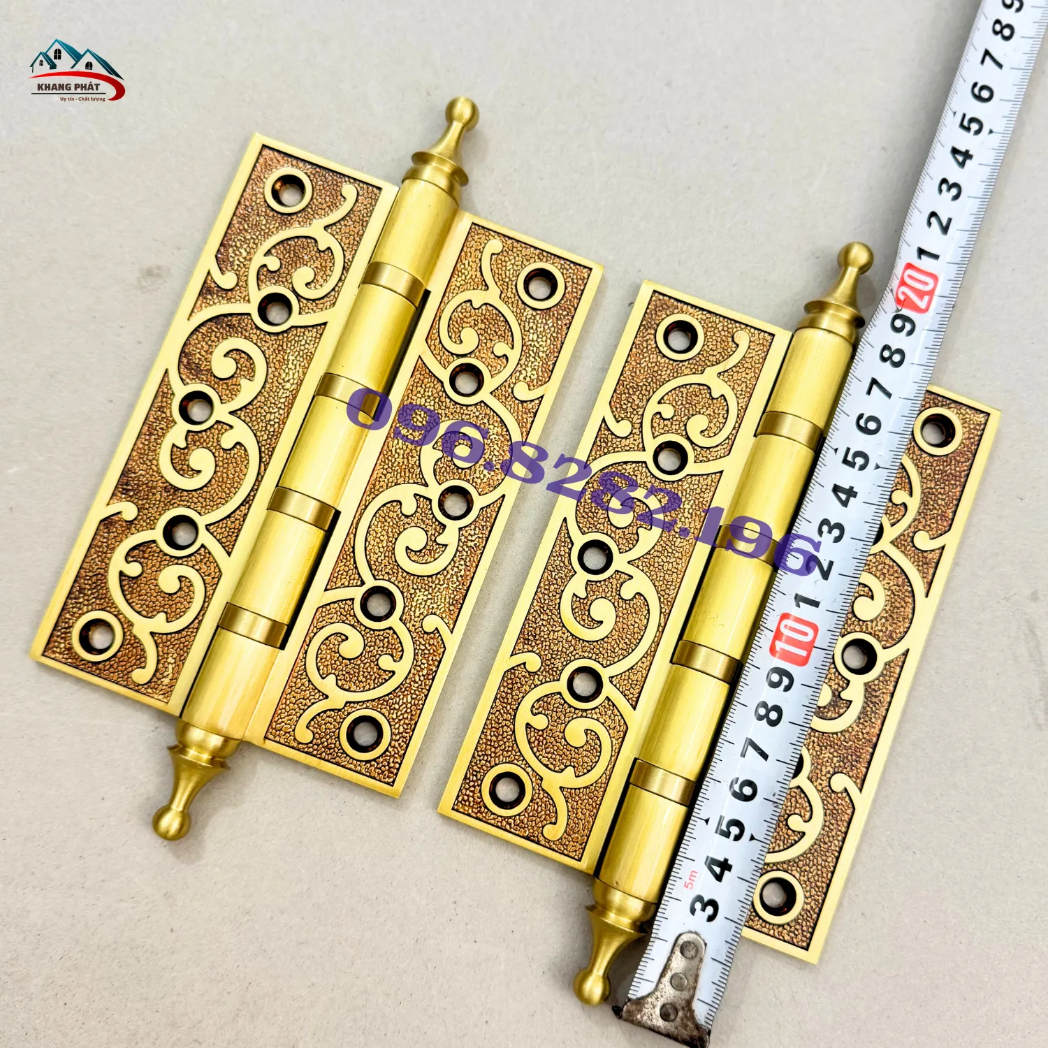 Chi tiết hoa văn dây leo trên bản lề đồng